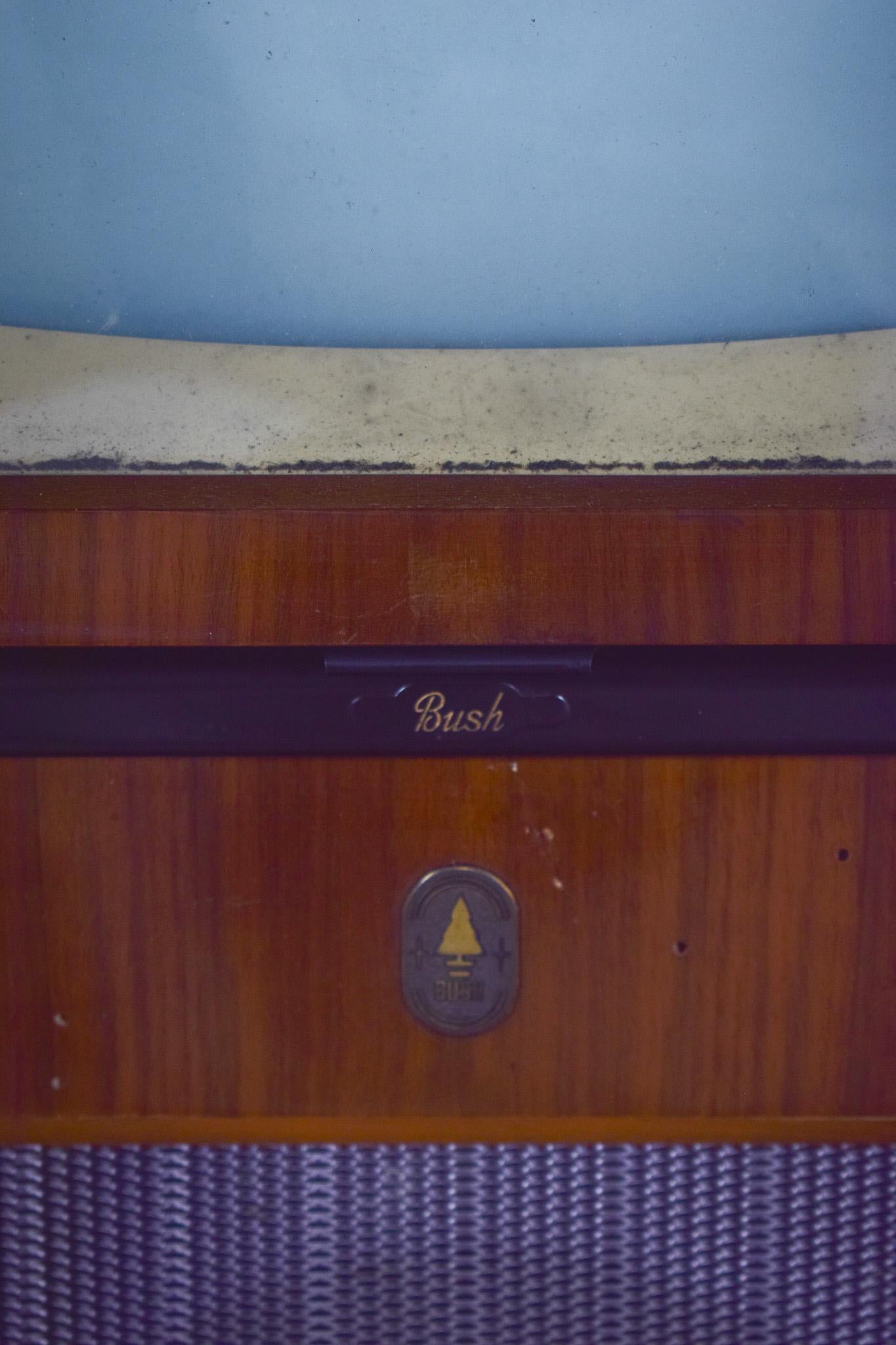 Ancien meuble de télévision pour radio Bush en vente 2