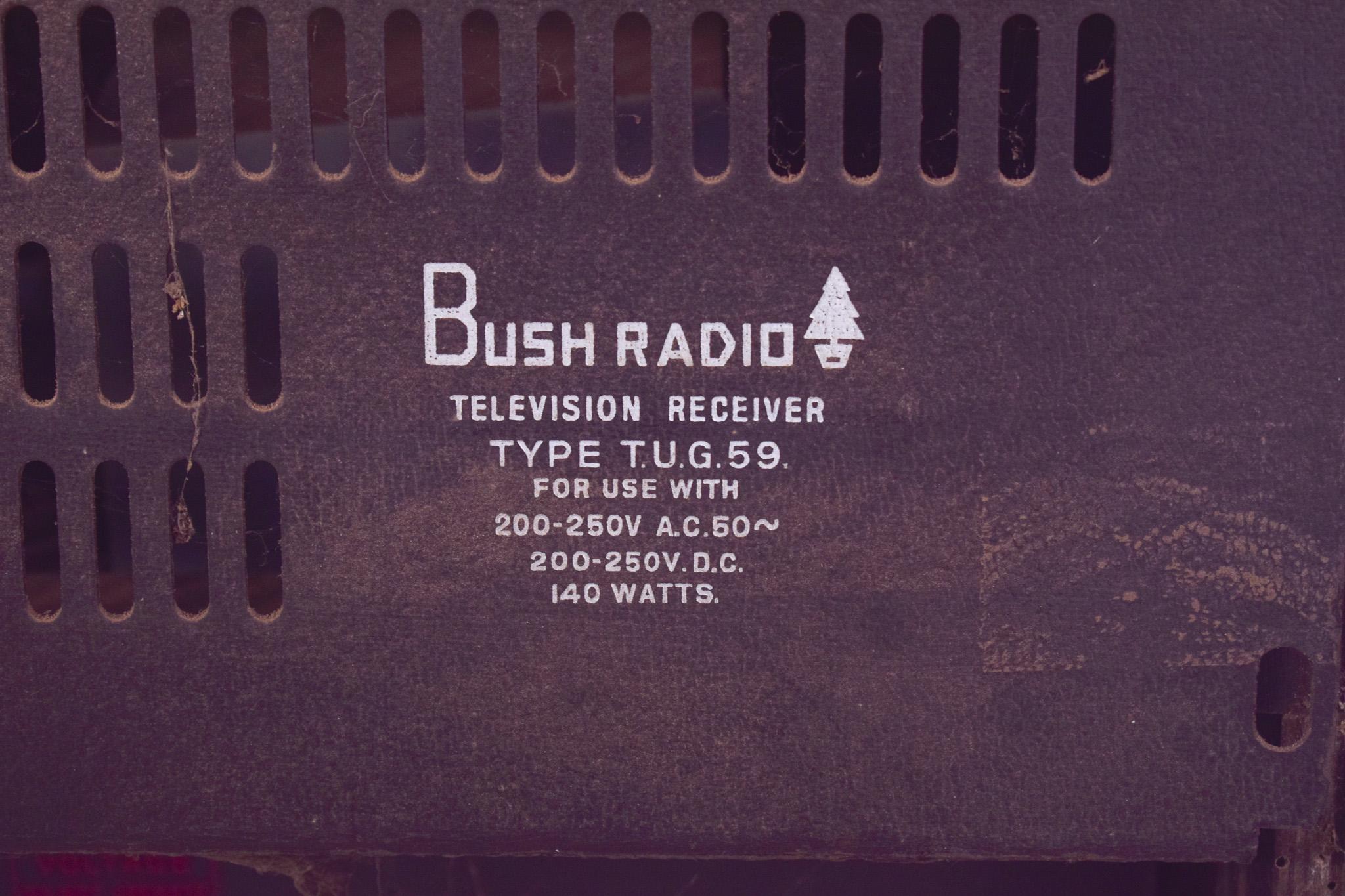 Ancien meuble de télévision pour radio Bush en vente 4