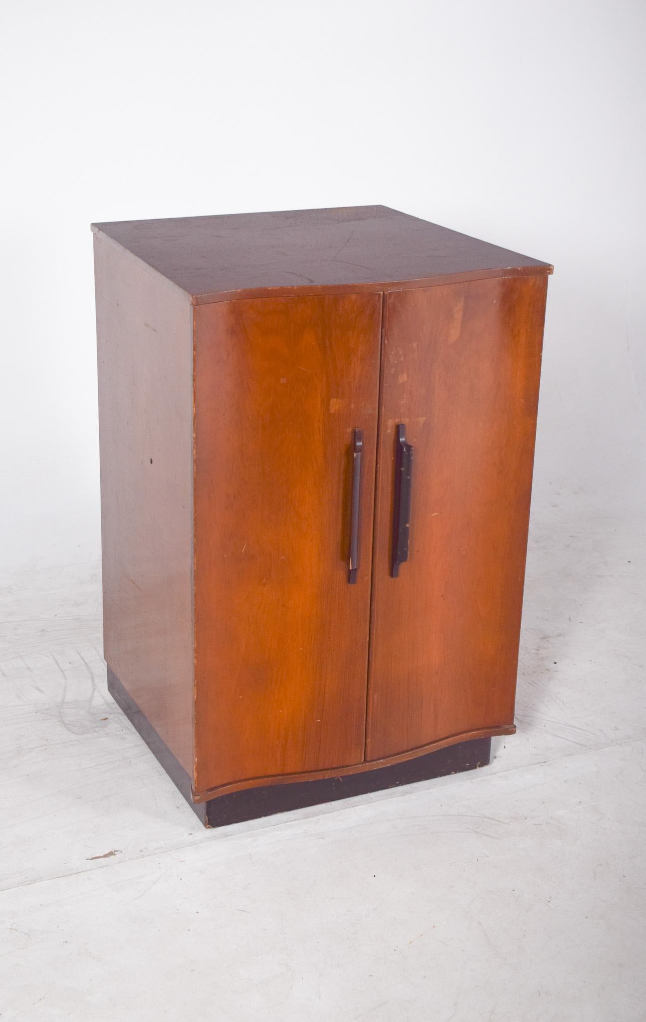 Meuble de télévision de Bush. En bois, avec des portes à ouverture frontale et une moustiquaire intégrée, datant des années 1950-60. Ce spécimen représente un design fonctionnel et compact, typique des téléviseurs de l'époque, conçu pour se fondre