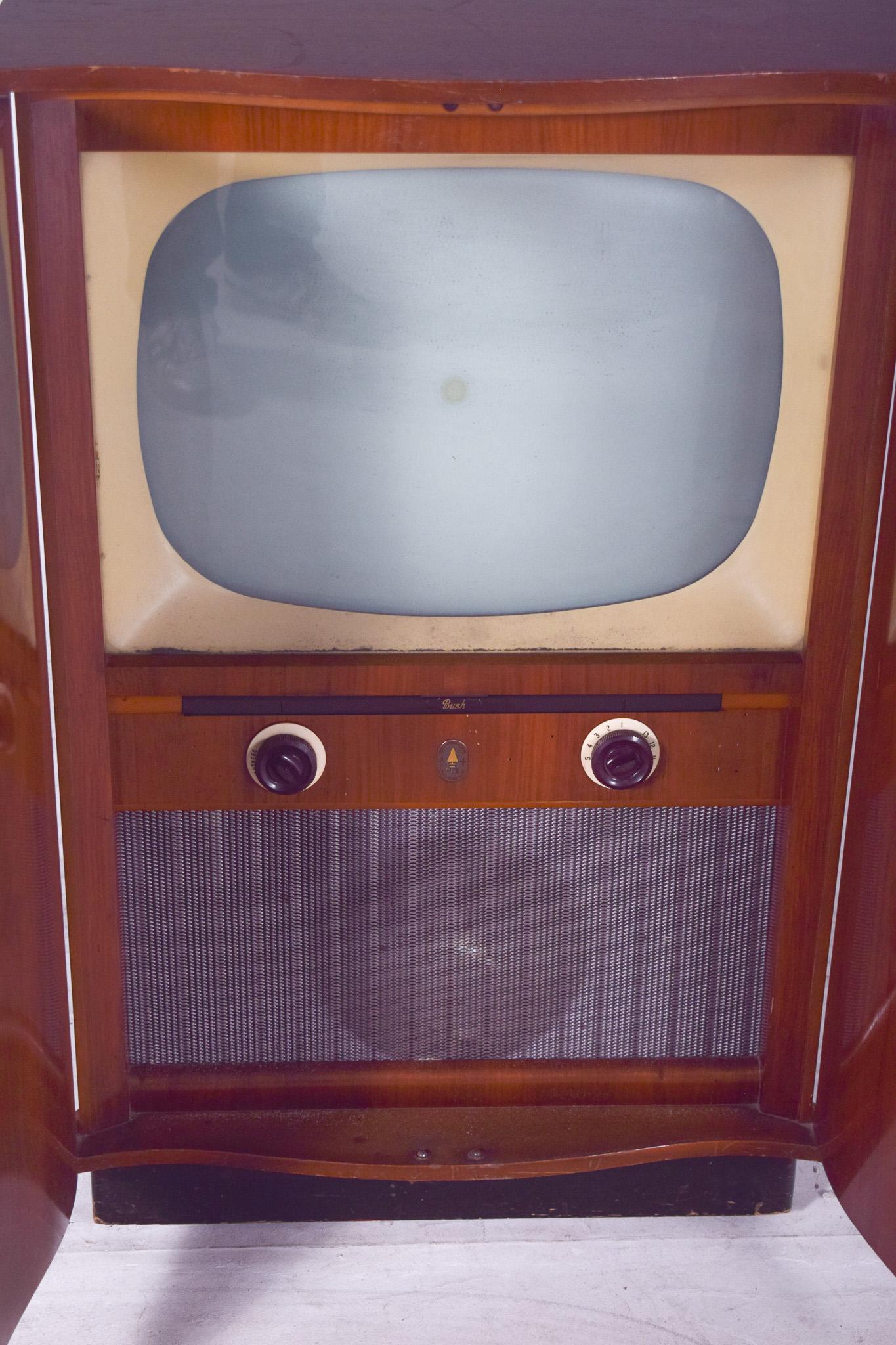 Ancien meuble de télévision pour radio Bush État moyen - En vente à Lisboa, Lisboa