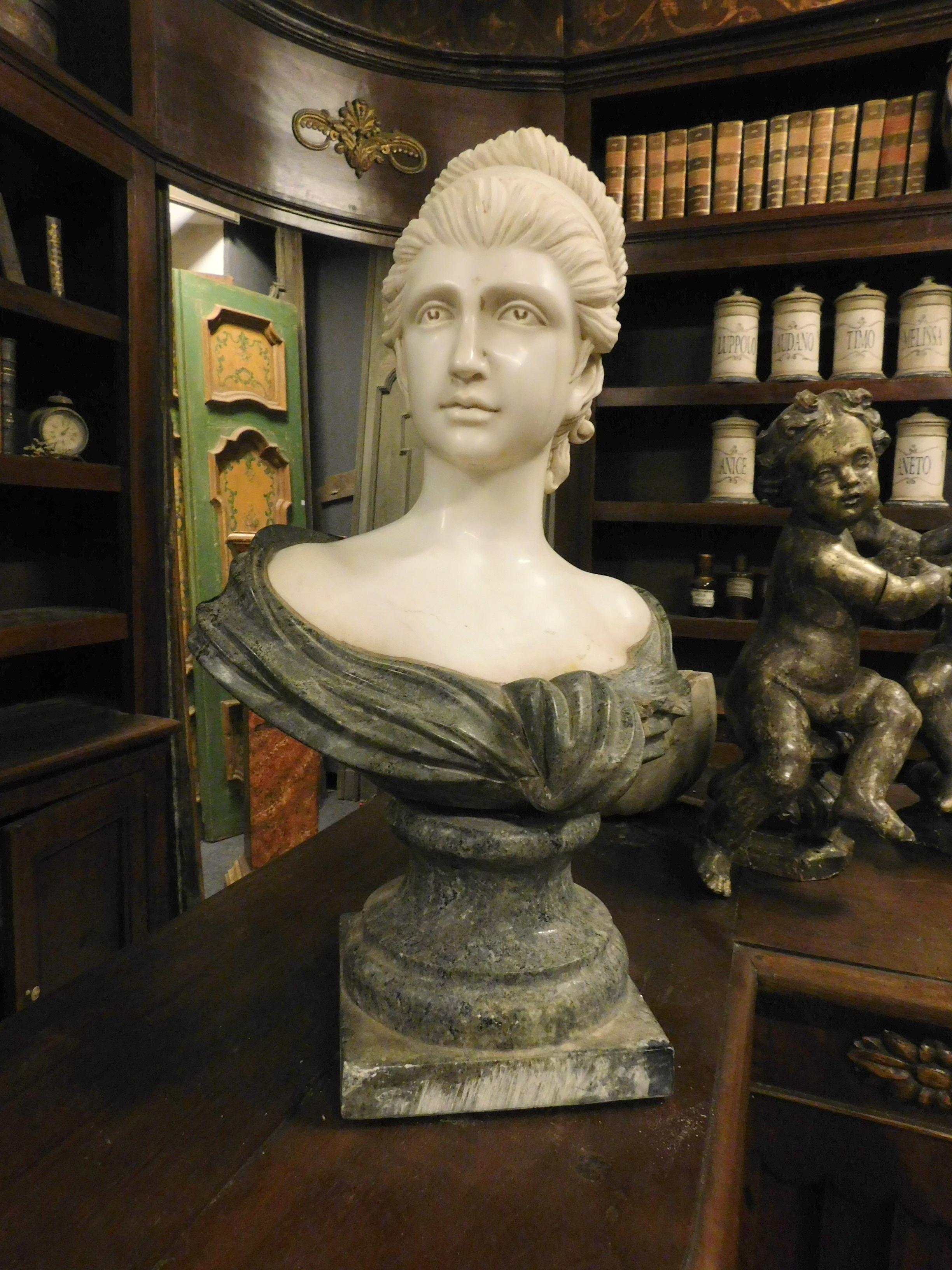 Antique Bust of a Woman Carved in White and Green Marble, 19th Century Italy In Good Condition In Cuneo, Italy (CN)