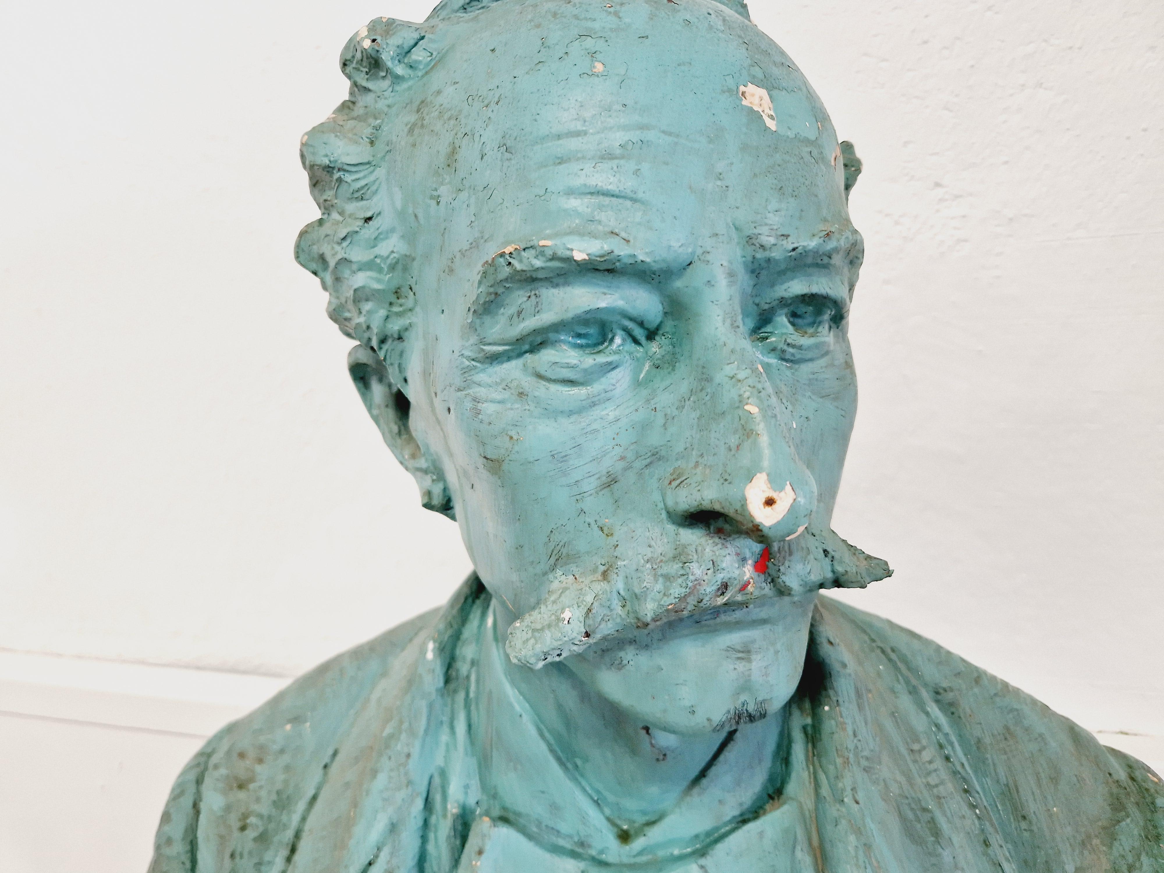 Ce buste antique est une véritable œuvre d'art. Sculpté dans le plâtre, il est recouvert d'une fabuleuse laque verte.

Cette sculpture de grande taille représente la tête d'un gentilhomme du XIXe siècle avec un niveau de détail incroyable. La