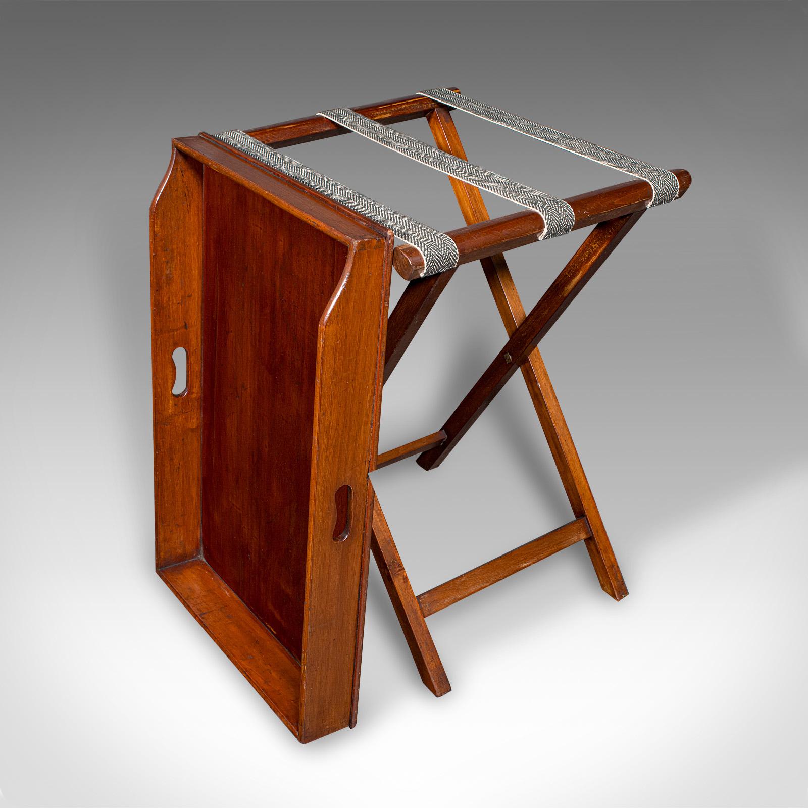 Questo è un antico banco da maggiordomo. Vassoio da portata e poggiapiedi in mogano, risalente alla metà dell'epoca vittoriana, circa 1860.

Migliora la tua festa con questo attraente supporto per servire le bevande.
Mostra una patina invecchiata e