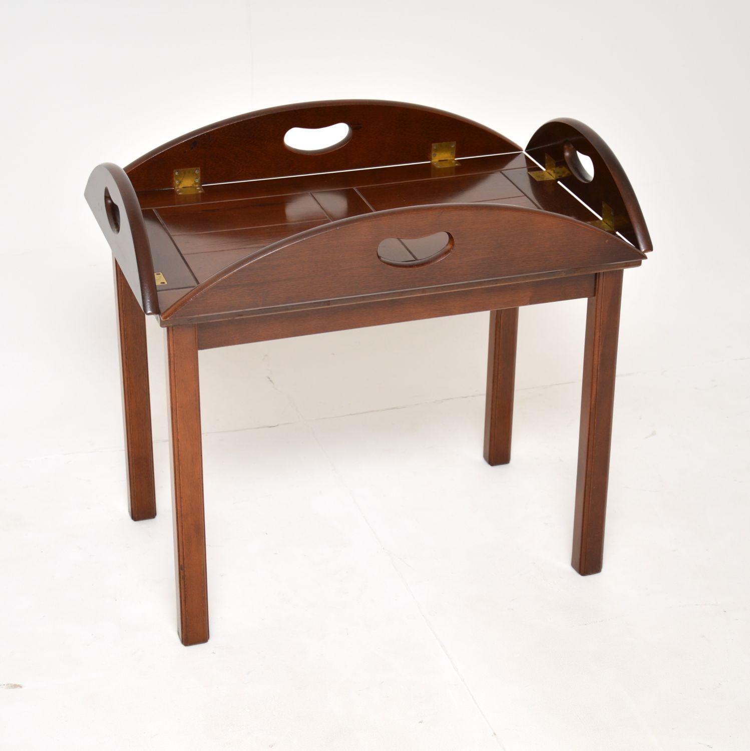 A smart and functional antique butlers tray table. This is in the Georgian style, it was made in England and dates from around the 1950’s.

It is of great quality, it is a useful and versatile size. This would work well as a coffee table or as an