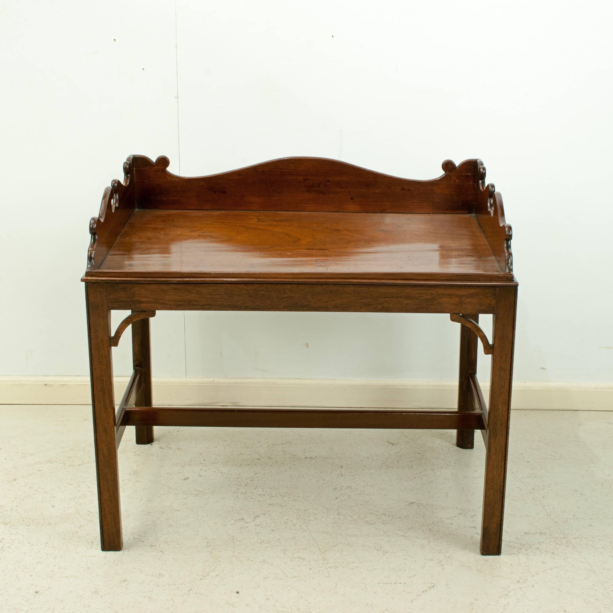 Antique Butlers Tray on Stand in Mahogany with Great Shape and Patina In Good Condition In Oxfordshire, GB