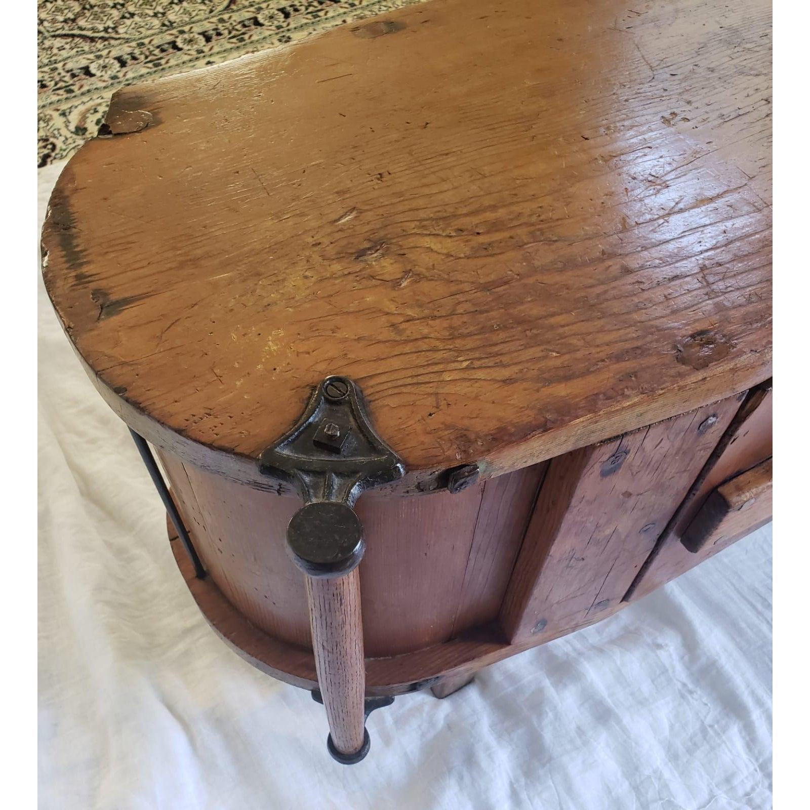 Colonial américain Ancienne table de rangement à beurre avec porte centrale frontale en vente