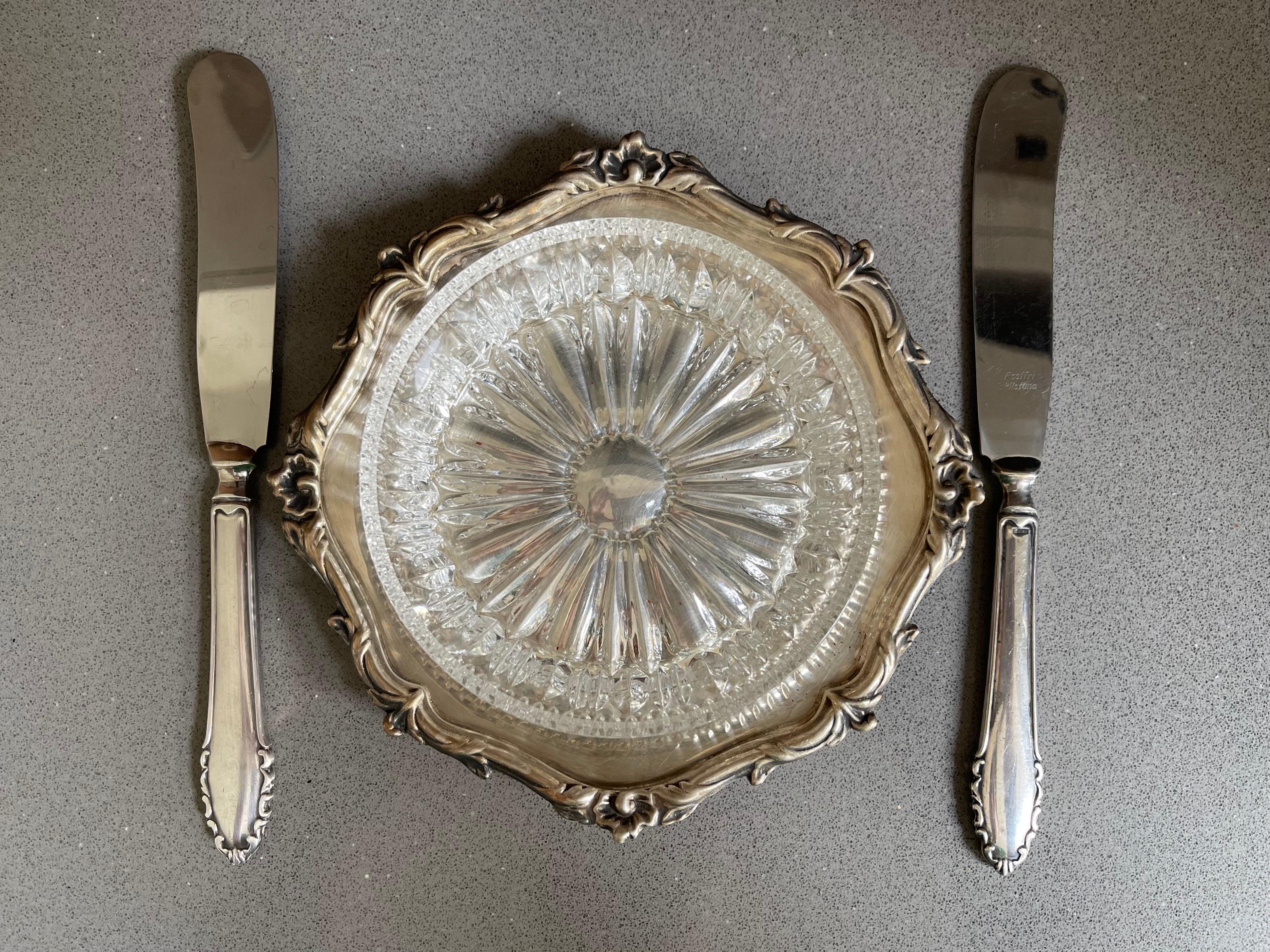 Antigua mantequera de plata de ley y cristal, Birmingham 1920, por E.J. Houlston, base de plata con inserto de cristal original

 

Fabricante:                 E.J. Houlston (EJH)
Ensayo:                 Birmingham
Date:                   1920