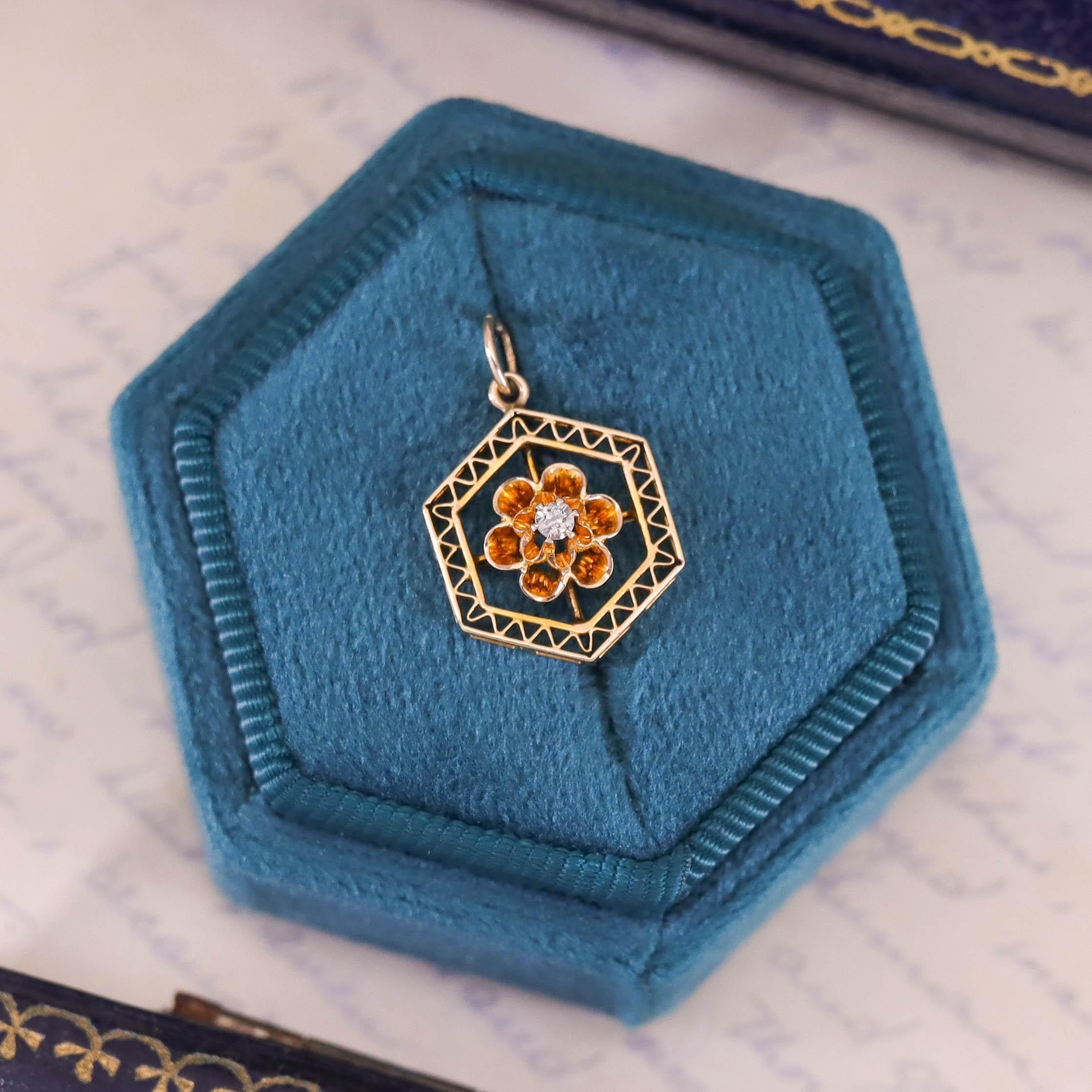 Antique Buttercup Diamond Flower Pendant of 10k Gold In Good Condition For Sale In Lewisburg, PA