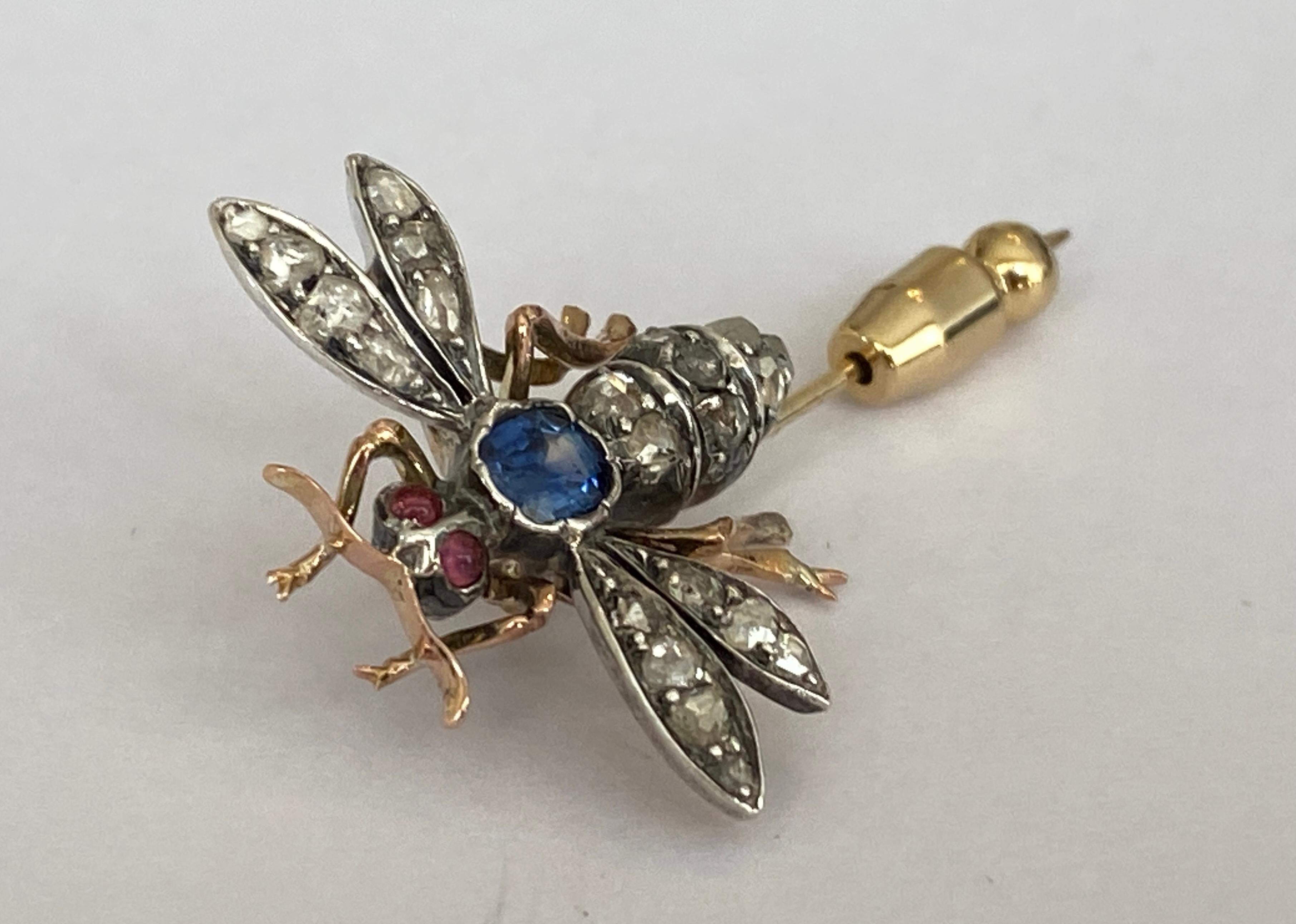 This nice antique butterfly brooch is made of 14 kt yellow gold and silver. The brooch is richly decorated with rose cut diamonds of in total approx. 0.65 ct, and 1 emerald cut sapphire approx. 0.40 crt. The eyes of the butterfy are set with 2
