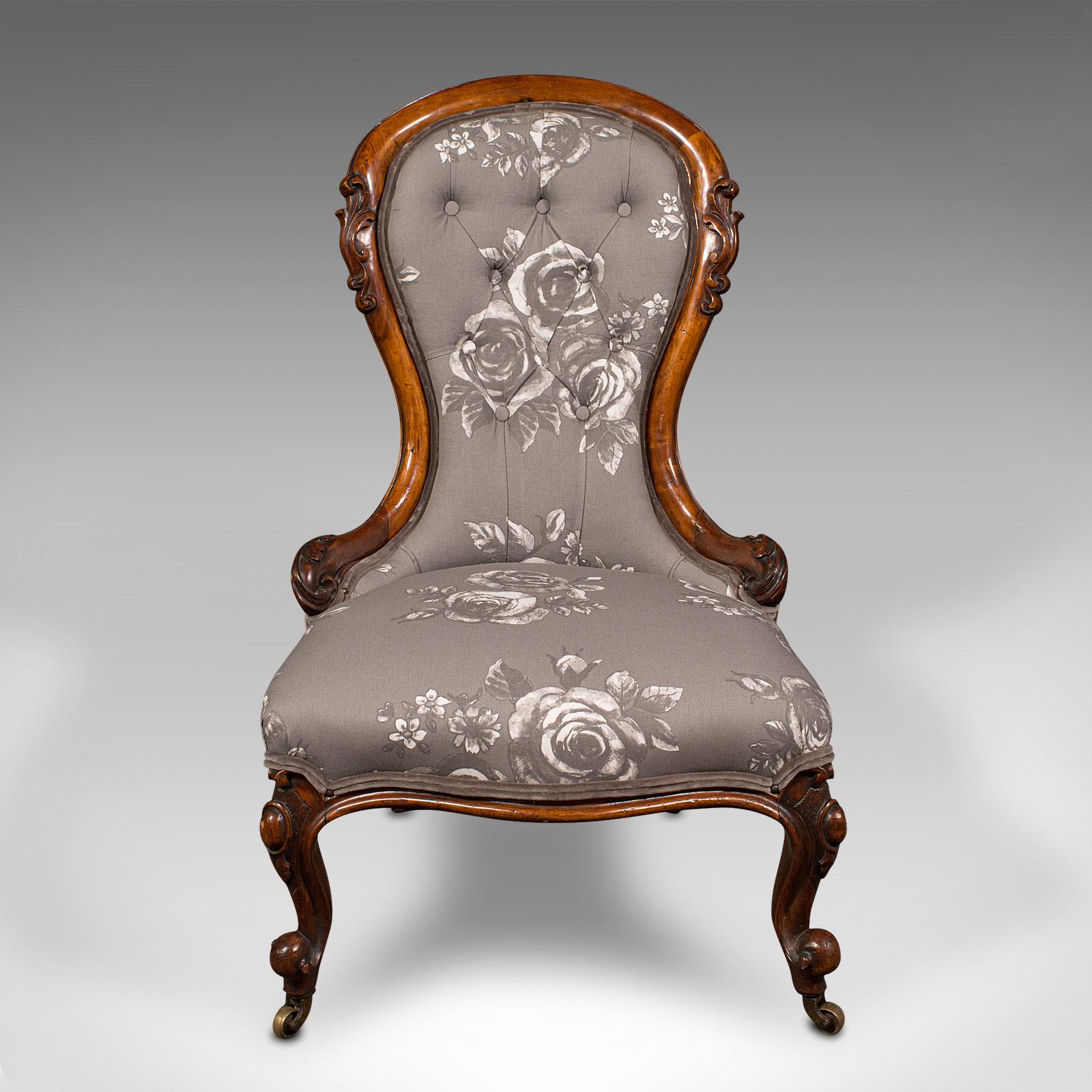 This is an antique button-back salon chair. An English, walnut spoon-back seat, dating to the early Victorian period, circa 1840.

Beautifully presented with exceptional quality and form
Displays a desirable aged patina and in good order
Walnut