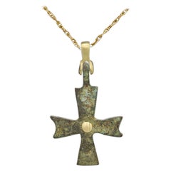 Croix de style byzantin antique sertie d'une croix romaine en or jaune 18 carats (n° 11 B)