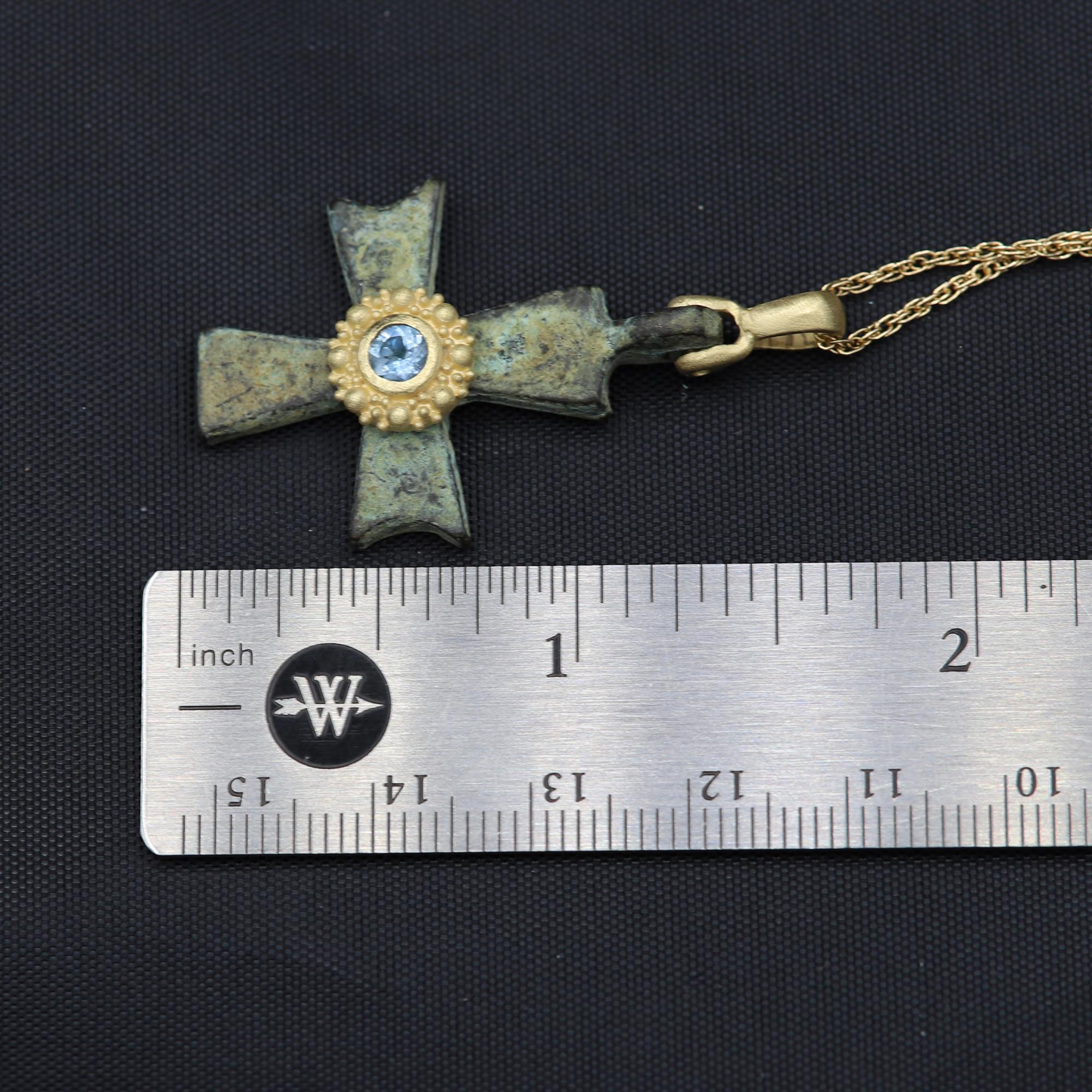 Ein großartiges Stück Geschichte - kann heute Ihnen gehören!
Antikes Authentisches 1.500 Jahre altes Kreuz aus byzantinischer Zeit.
Hand gesetzt in Italien mit 18k Gelbgold & Blau Aquamarin.
Größe ca. 1' Zoll / 25 mm.
Dieses antike Bronzekreuz wird