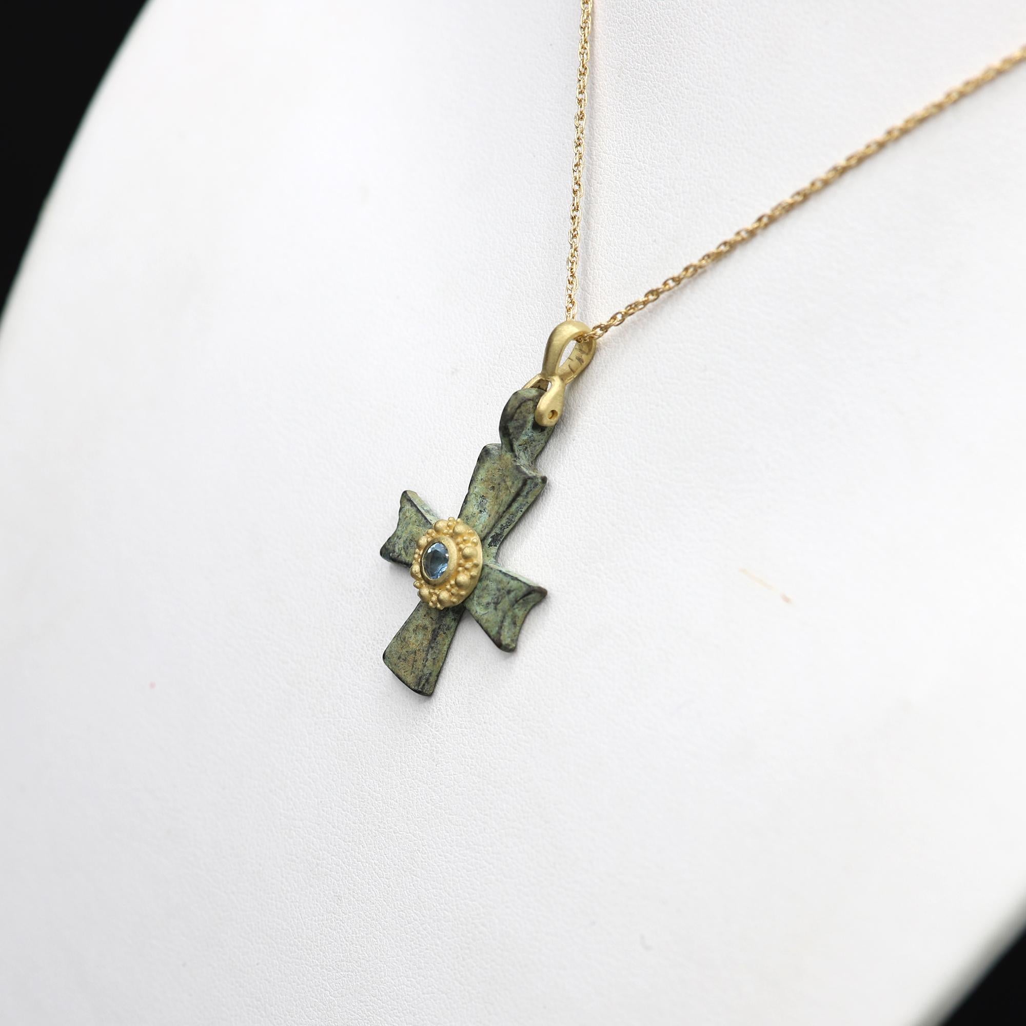 Antikes byzantinisches Kreuz-Set aus 18 Karat Gelbgold und Aquamarin mit römischem Kreuz (Rundschliff)