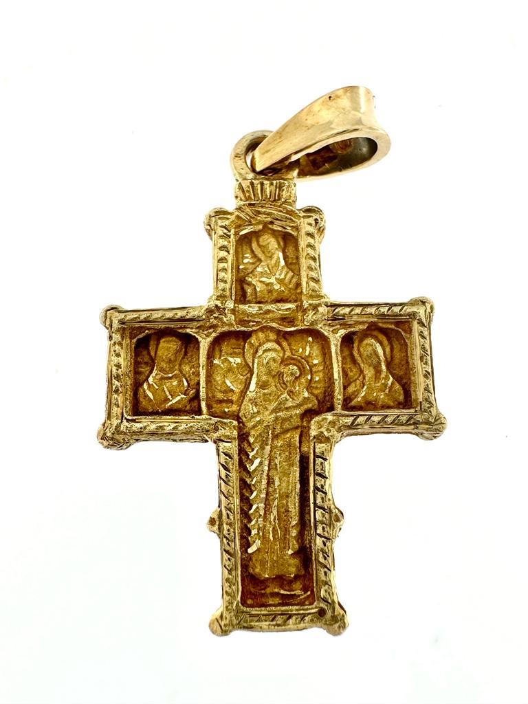 Ce crucifix est d'une rare beauté. Il a été fabriqué en Italie dans les années 50 et son design est composé de différentes techniques de fabrication : mat, sculpté à la main et technique du relief. Pour être qualifié de fait main, un article doit