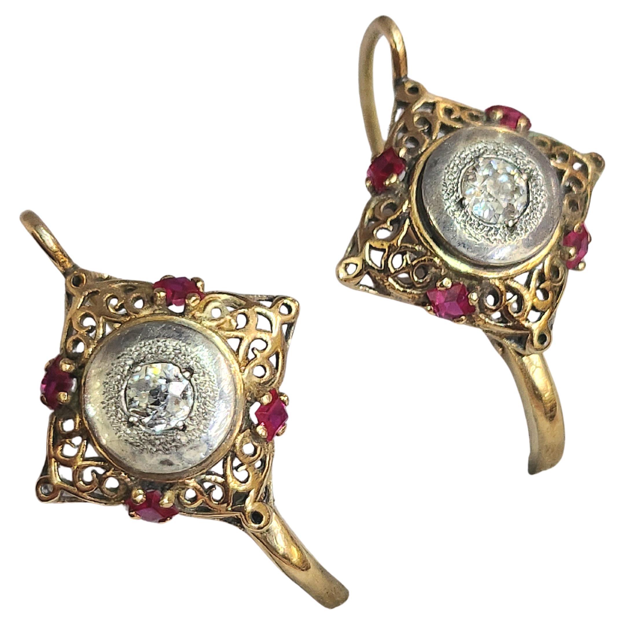Antichi orecchini in oro 14k di epoca imperiale in stile bizantino, centrati da un diamante di taglio russo affiancato da un rubino naturale del peso stimato di 0,40 carati in totale. Lunghezza degli orecchini 2 cm. Hall con il marchio di controllo