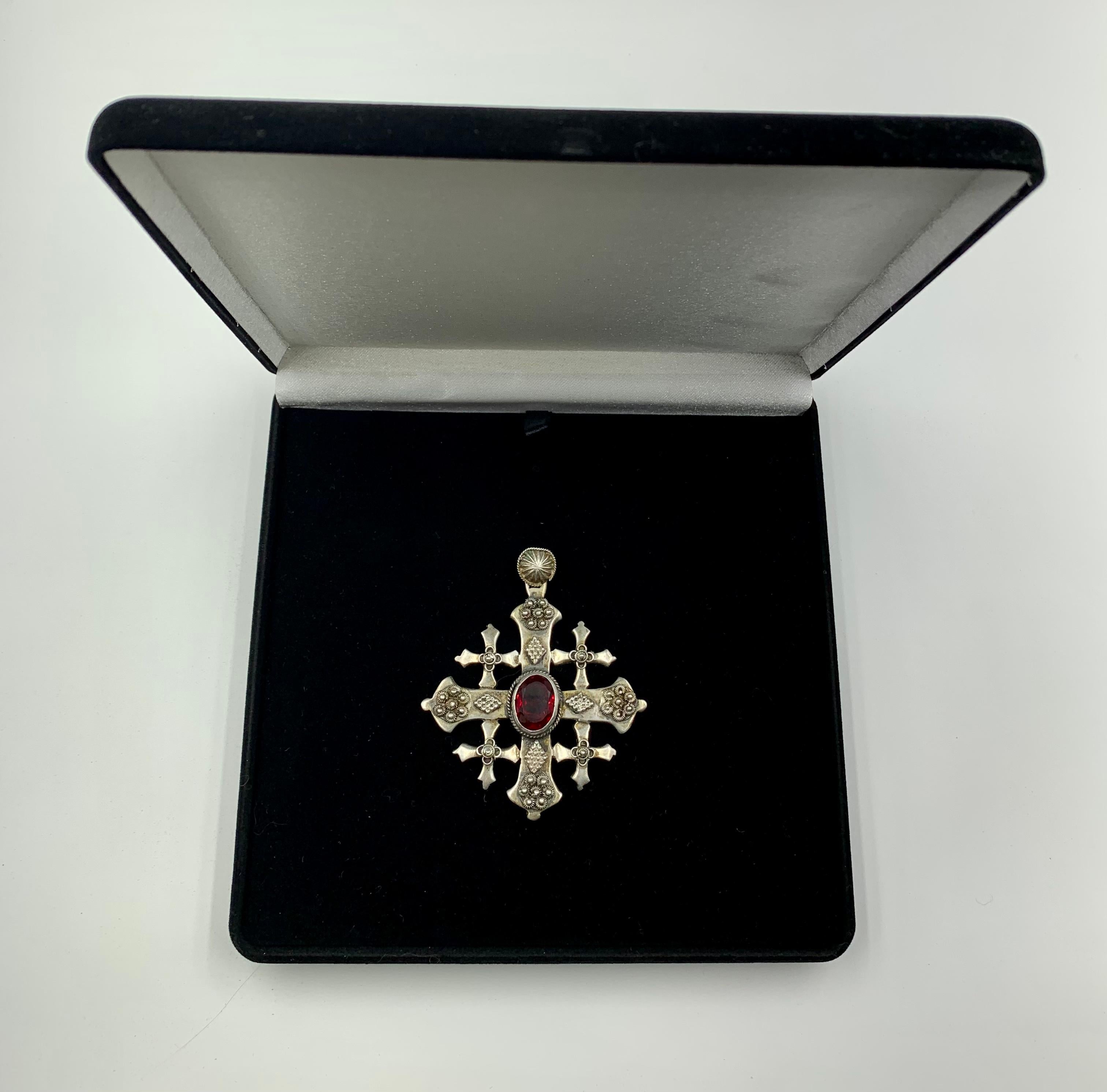 Grand et substantiel pendentif croix à cinq plis de style byzantin ancien en vente 4