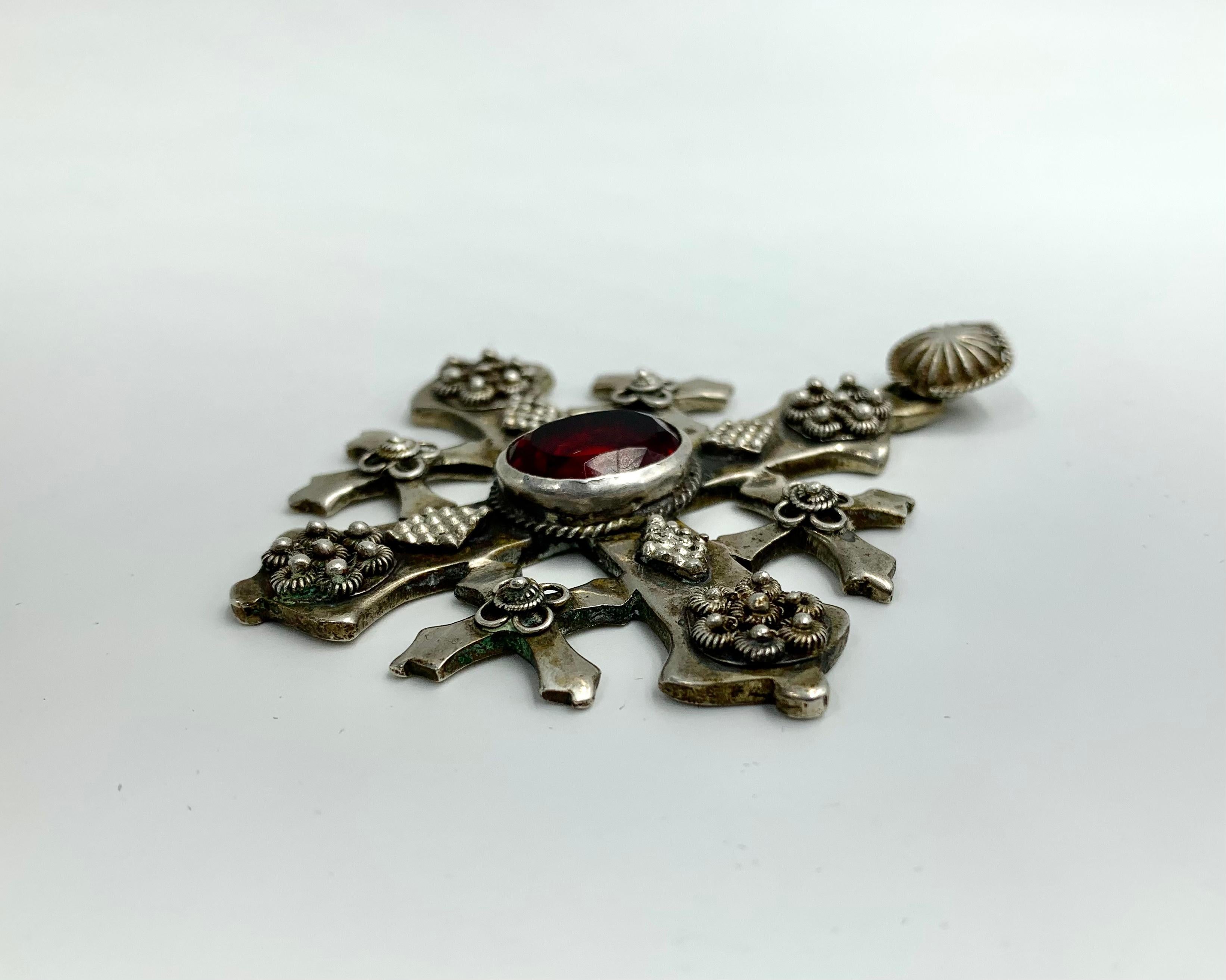 Argent Grand et substantiel pendentif croix à cinq plis de style byzantin ancien en vente