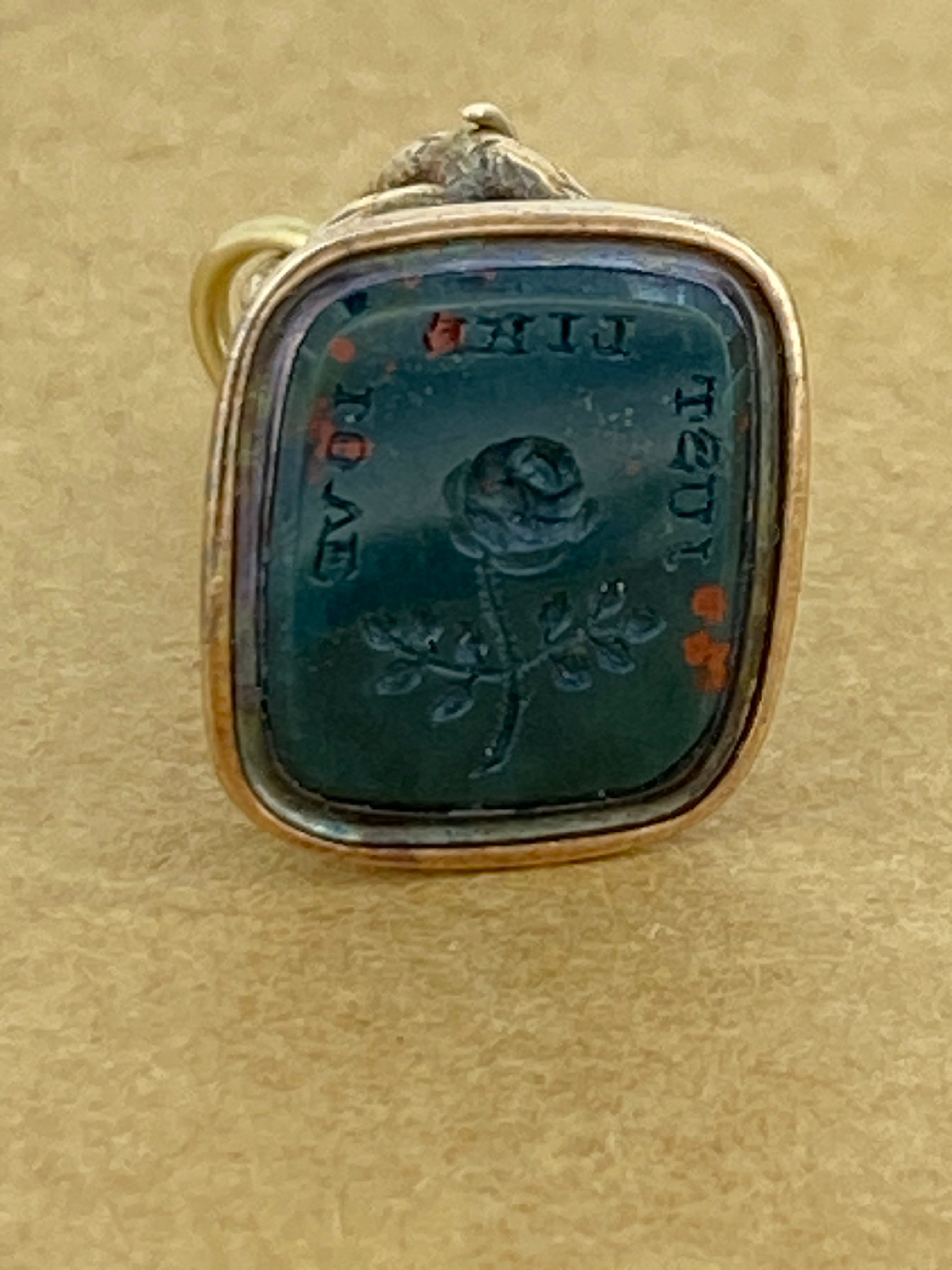 Dieses komplizierte Intaglio-Siegel wird in Handarbeit hergestellt 
mit viel Liebe zum Detail in 15K Gold:

Der Anhänger mit Siegel ist in der Tat sehr detailliert, 
handwerkliches Können unter Beweis stellen 

Der Sockel ist mit einem