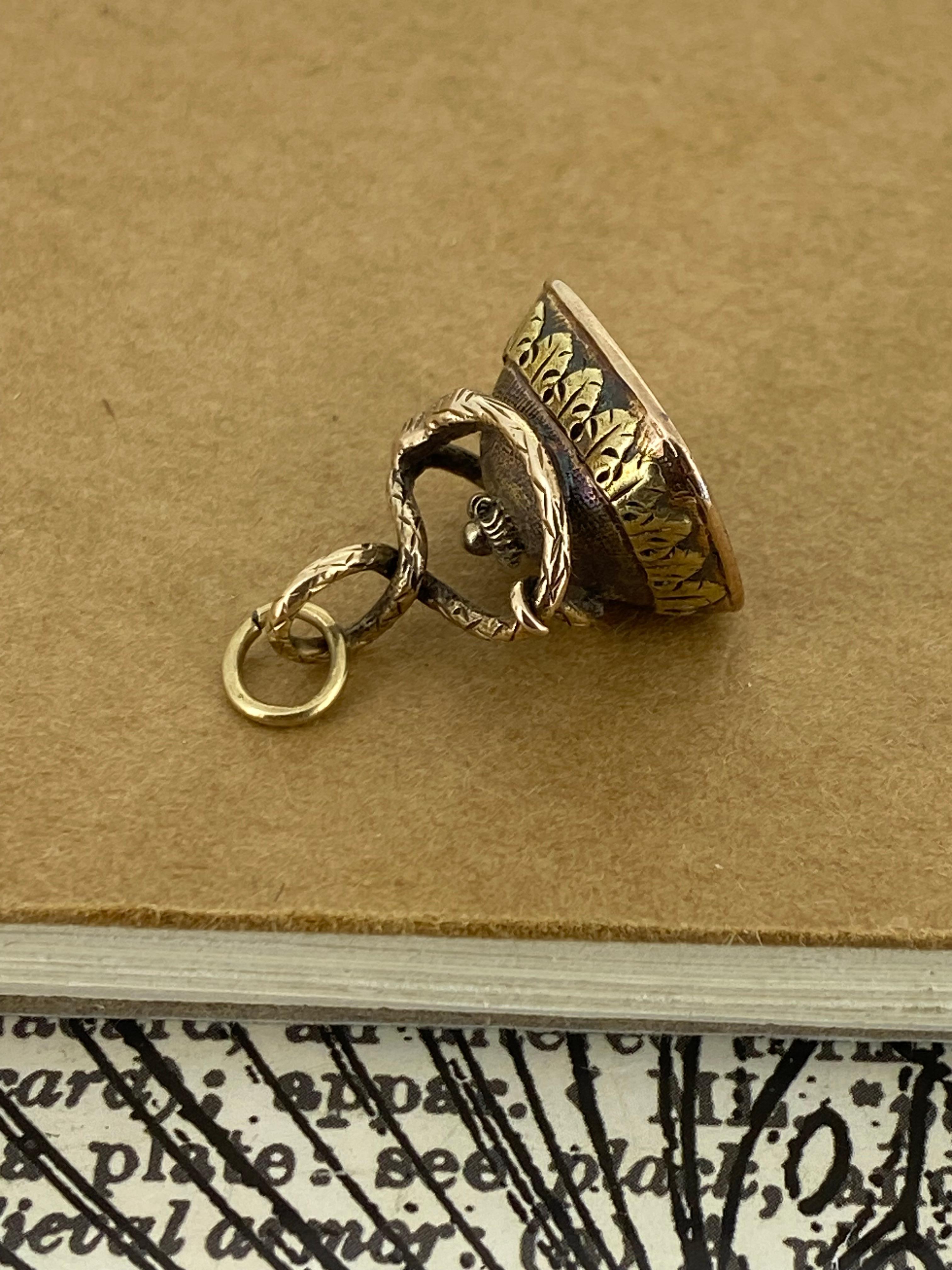 Antiker antiker c1850 Blutstein Rose Intaglio Siegel-Anhänger / Charme aus 15K Gold mit Knopfleiste im Zustand „Hervorragend“ in MELBOURNE, AU