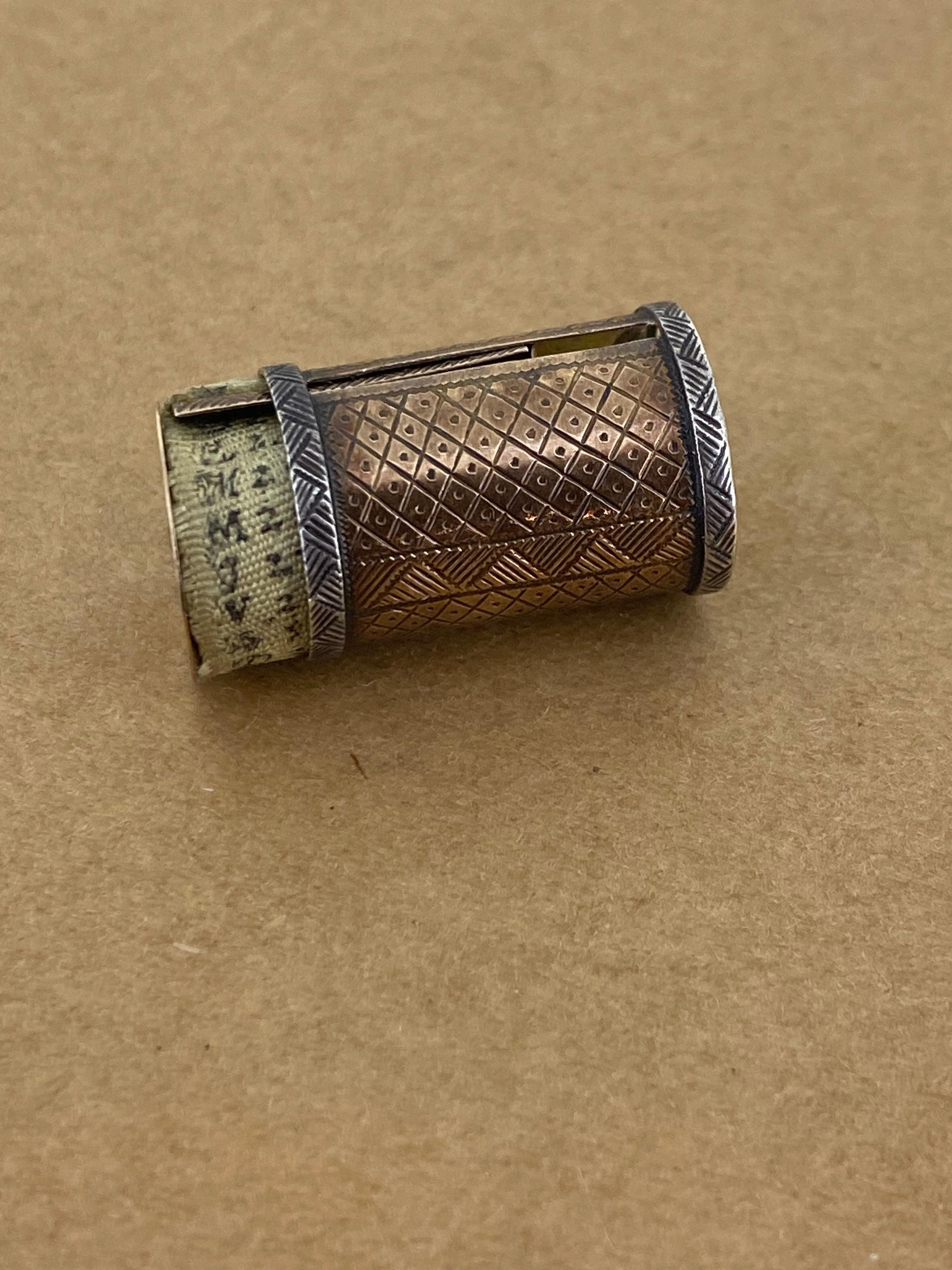 Questo intricato charme d'epoca a forma di barile
è realizzato con grande attenzione ai dettagli in oro rosa 15 carati, 

Contiene un documento in tessuto stampato e arrotolato 
con calendario francese e
date astrologiche e santi corrispondenti e
