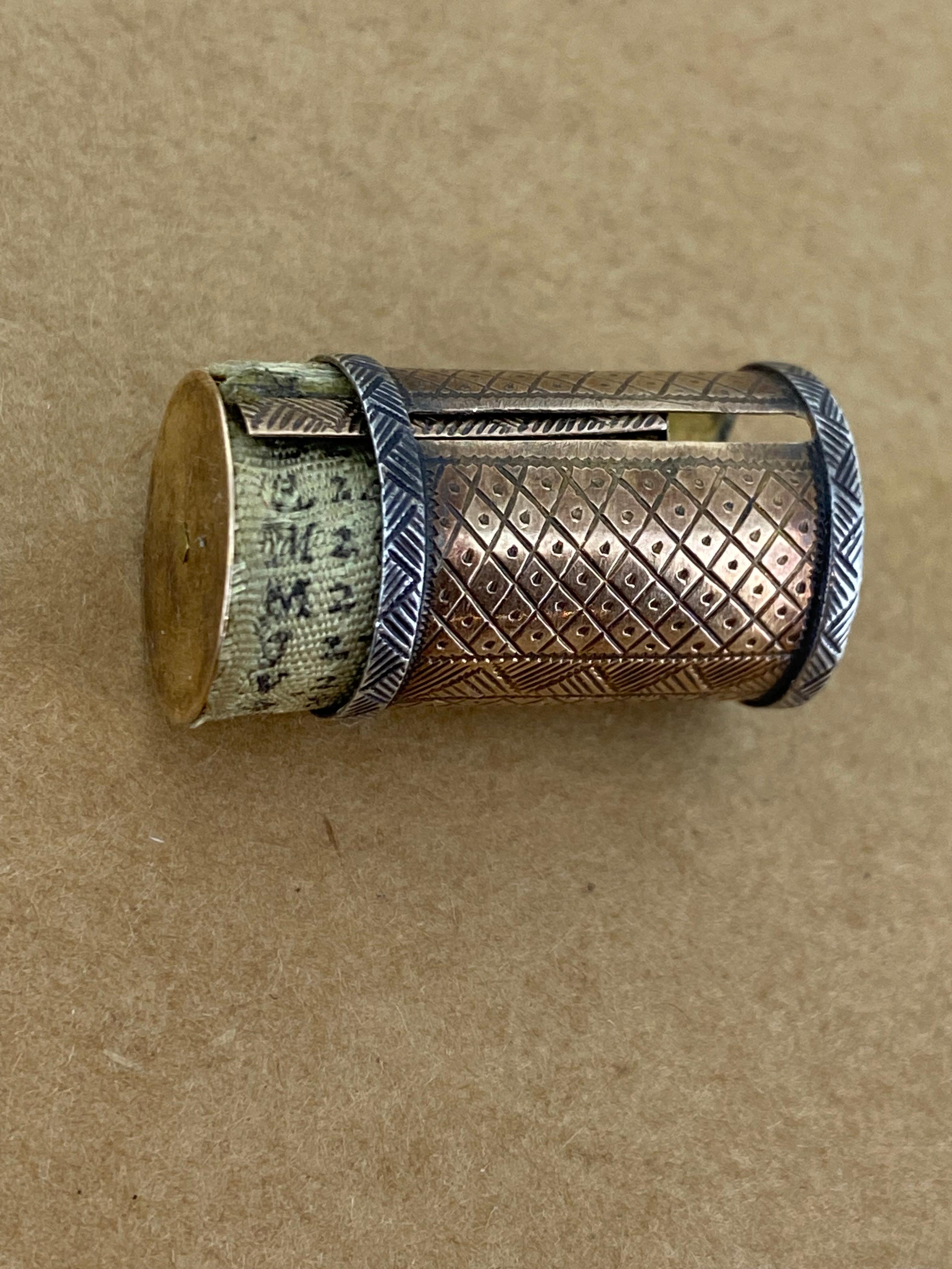 Vittoriano Charme Antiques c1850 in oro con cilindro retrattile e calendario francese in vendita