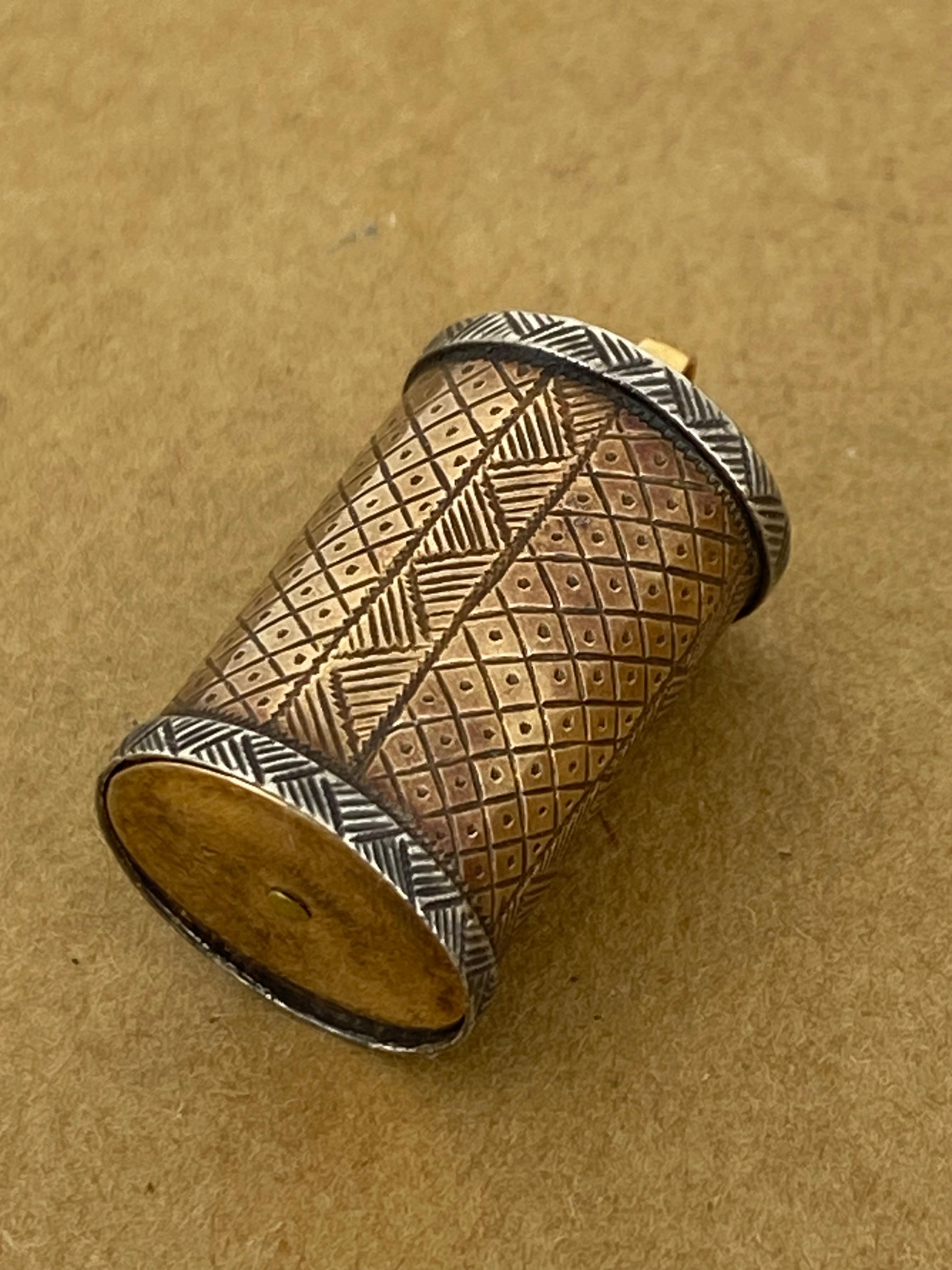 Charme Antiques c1850 in oro con cilindro retrattile e calendario francese In condizioni ottime in vendita a MELBOURNE, AU