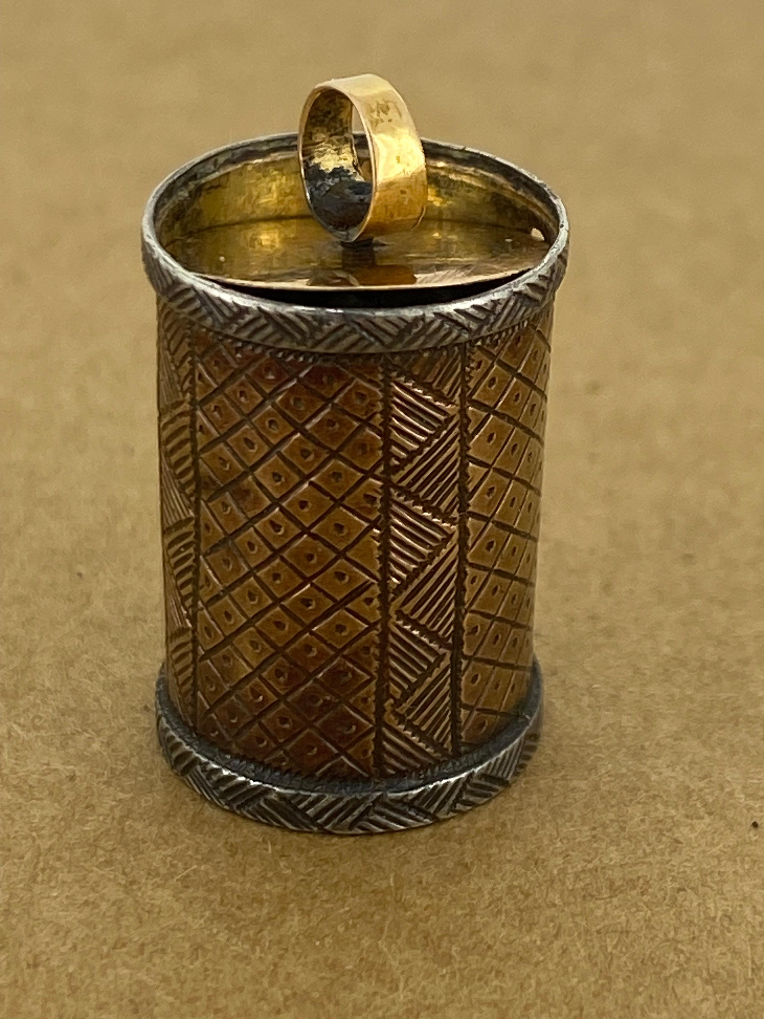 da uomo o donna Charme Antiques c1850 in oro con cilindro retrattile e calendario francese in vendita