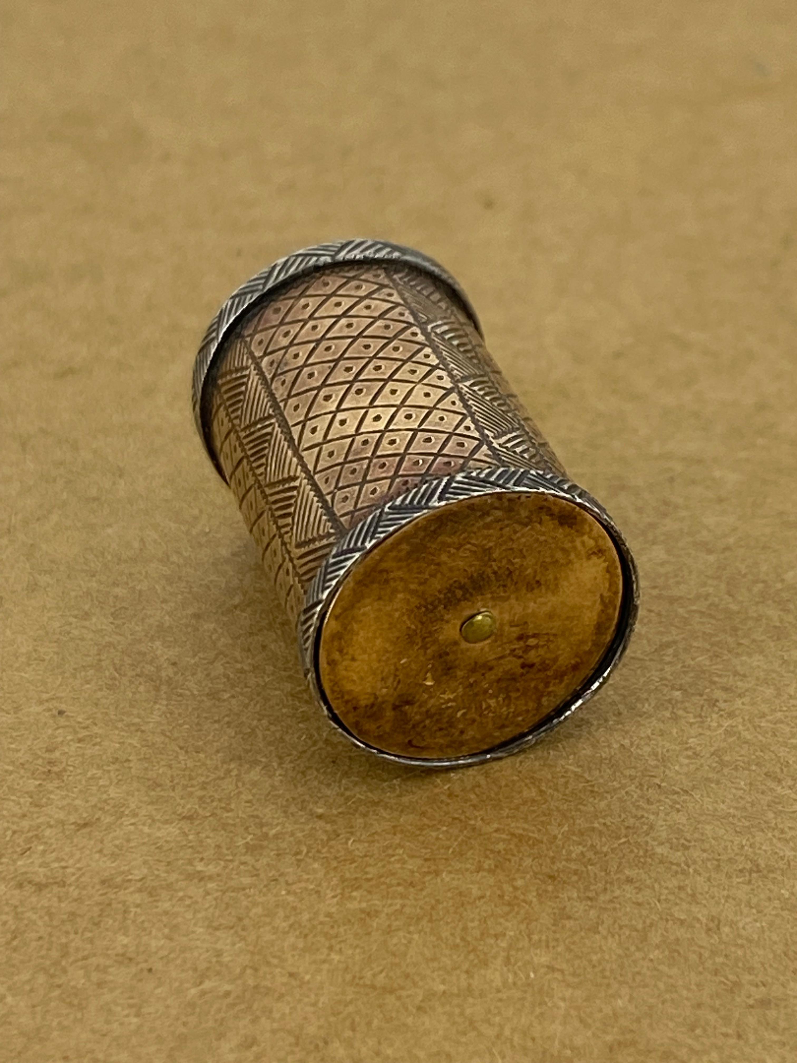 Charme Antiques c1850 in oro con cilindro retrattile e calendario francese in vendita 2