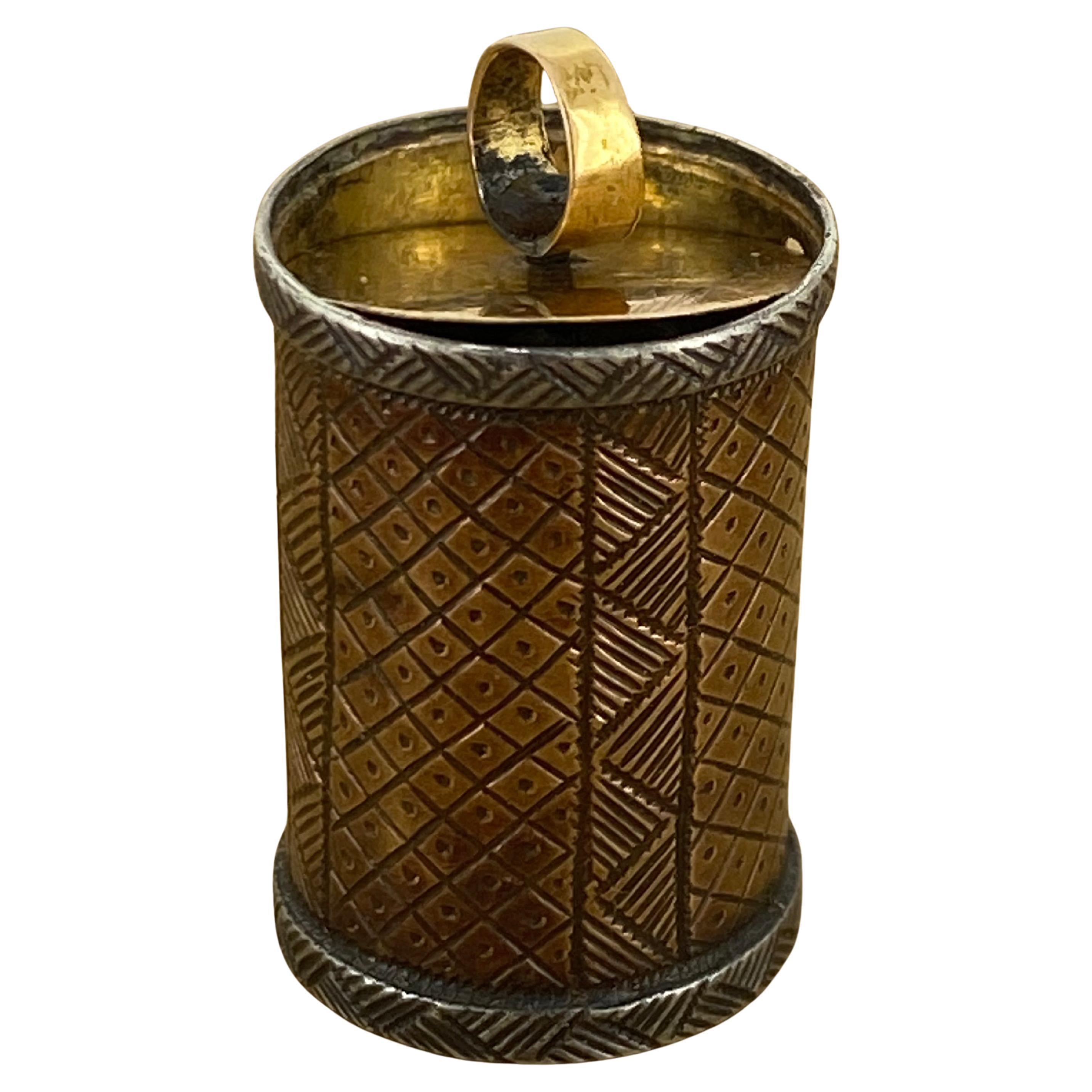 Charme Antiques c1850 in oro con cilindro retrattile e calendario francese in vendita