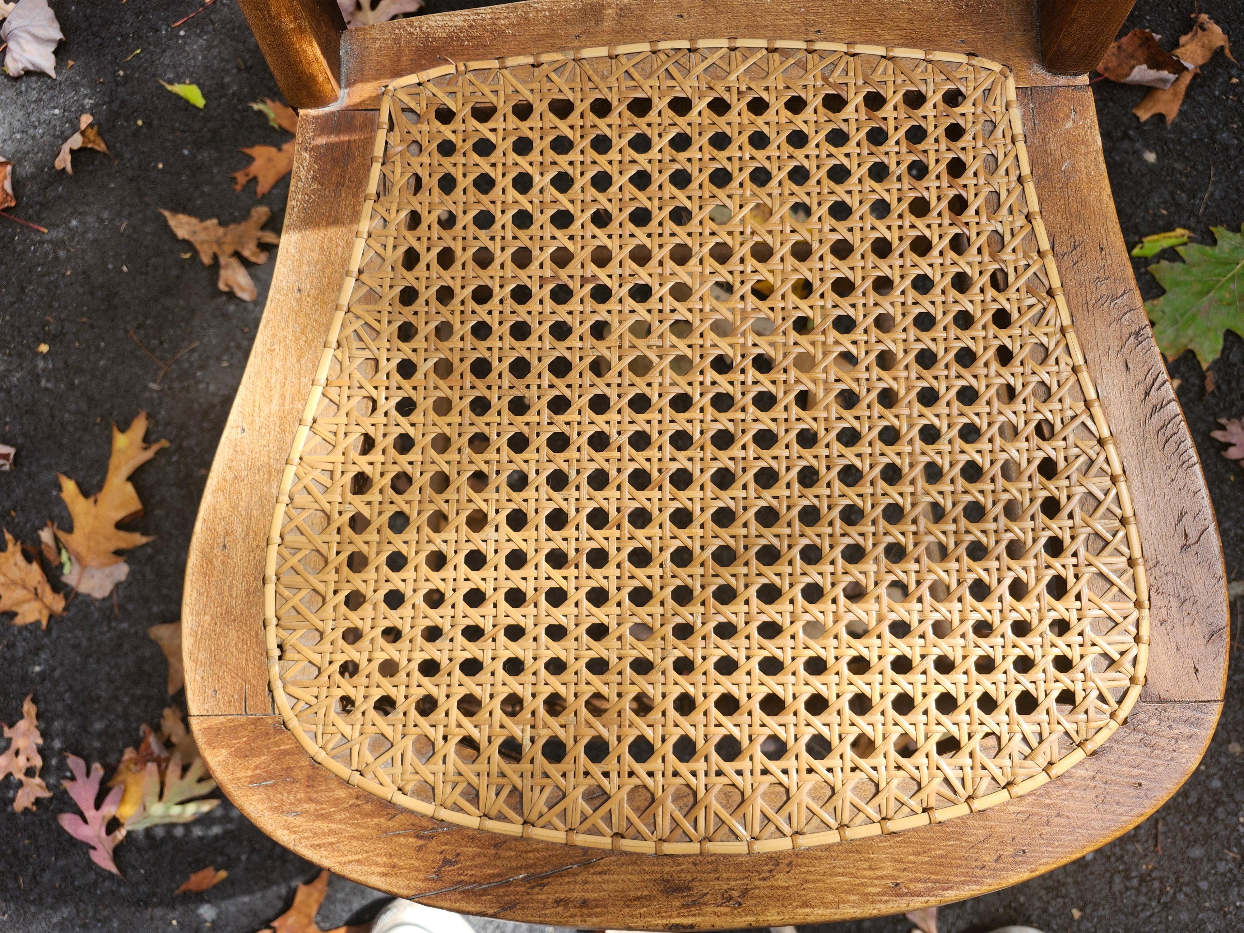 Antike C1860 Satz von sechs Mismatched Nussbaum mit Hand Caned Sitze Esszimmerstühle im Angebot 7