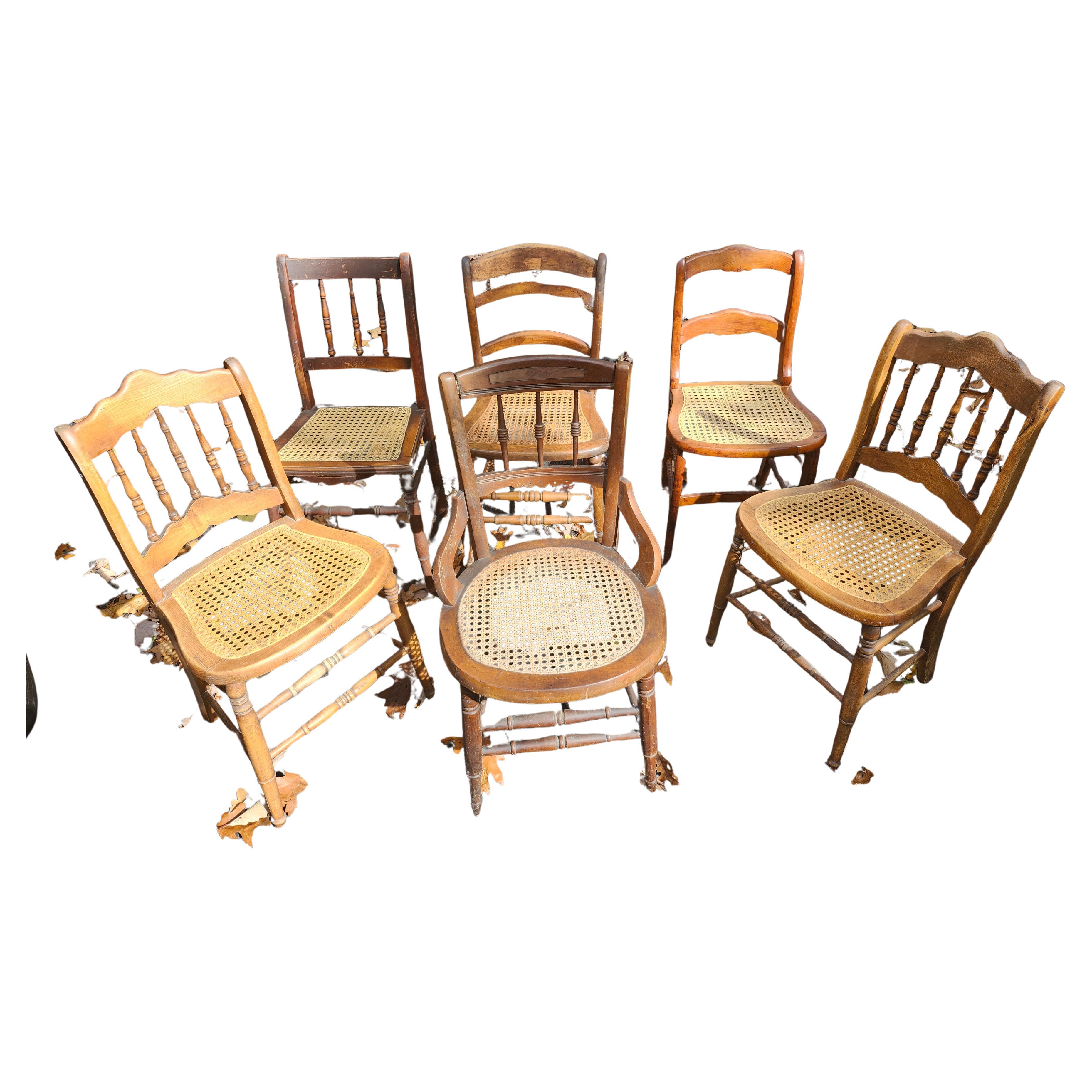 Fabulous Satz von sechs Mismatched Mid Victorian  Esszimmerstühle aus Nussbaumholz mit Sitzflächen aus Rohrgeflecht.  Das Set besteht aus 5 verschiedenen Designs und einem Paar desselben. Caned-Sitze sind nahezu ausgezeichnet,  ein Stuhl hat einen