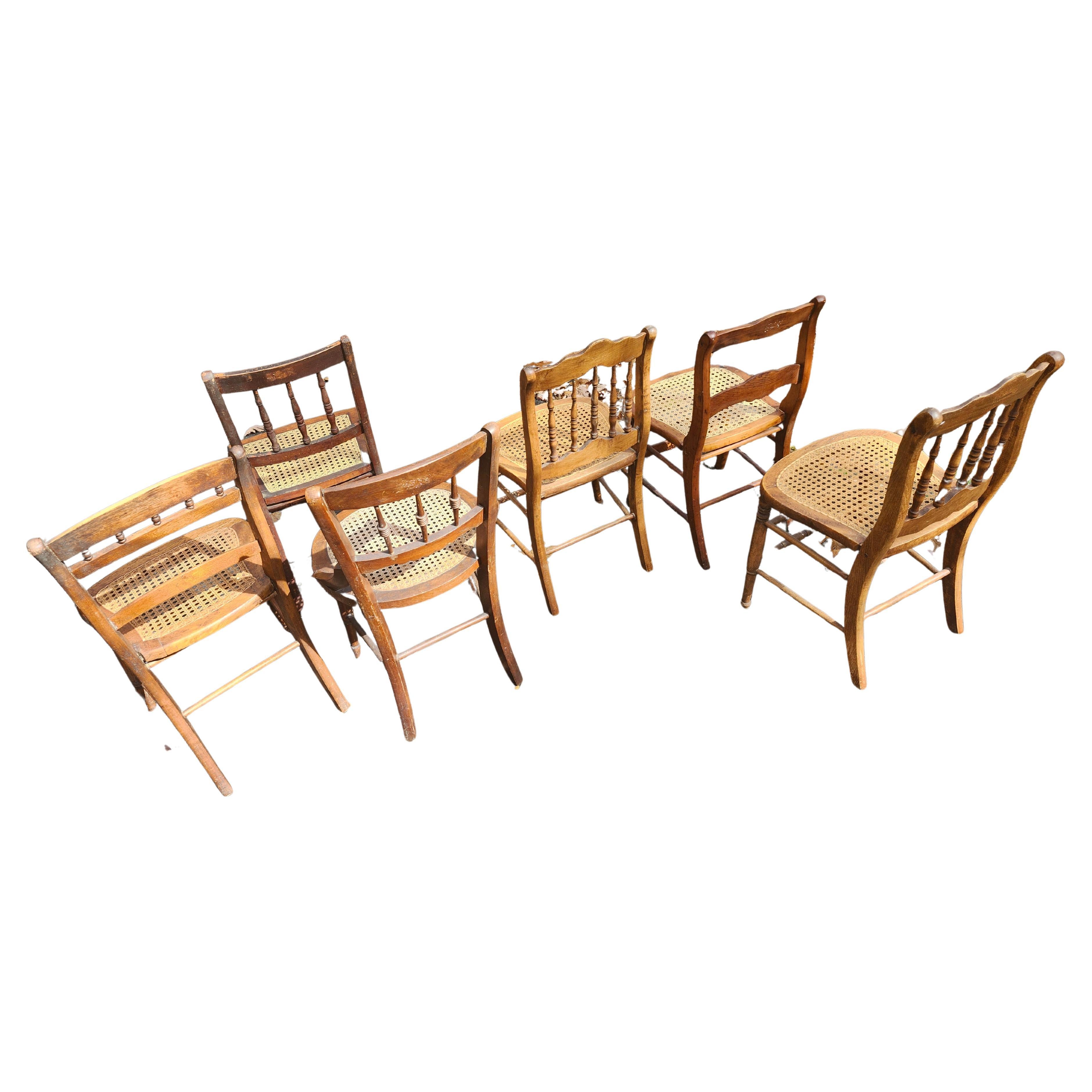 Antike C1860 Satz von sechs Mismatched Nussbaum mit Hand Caned Sitze Esszimmerstühle (Viktorianisch) im Angebot