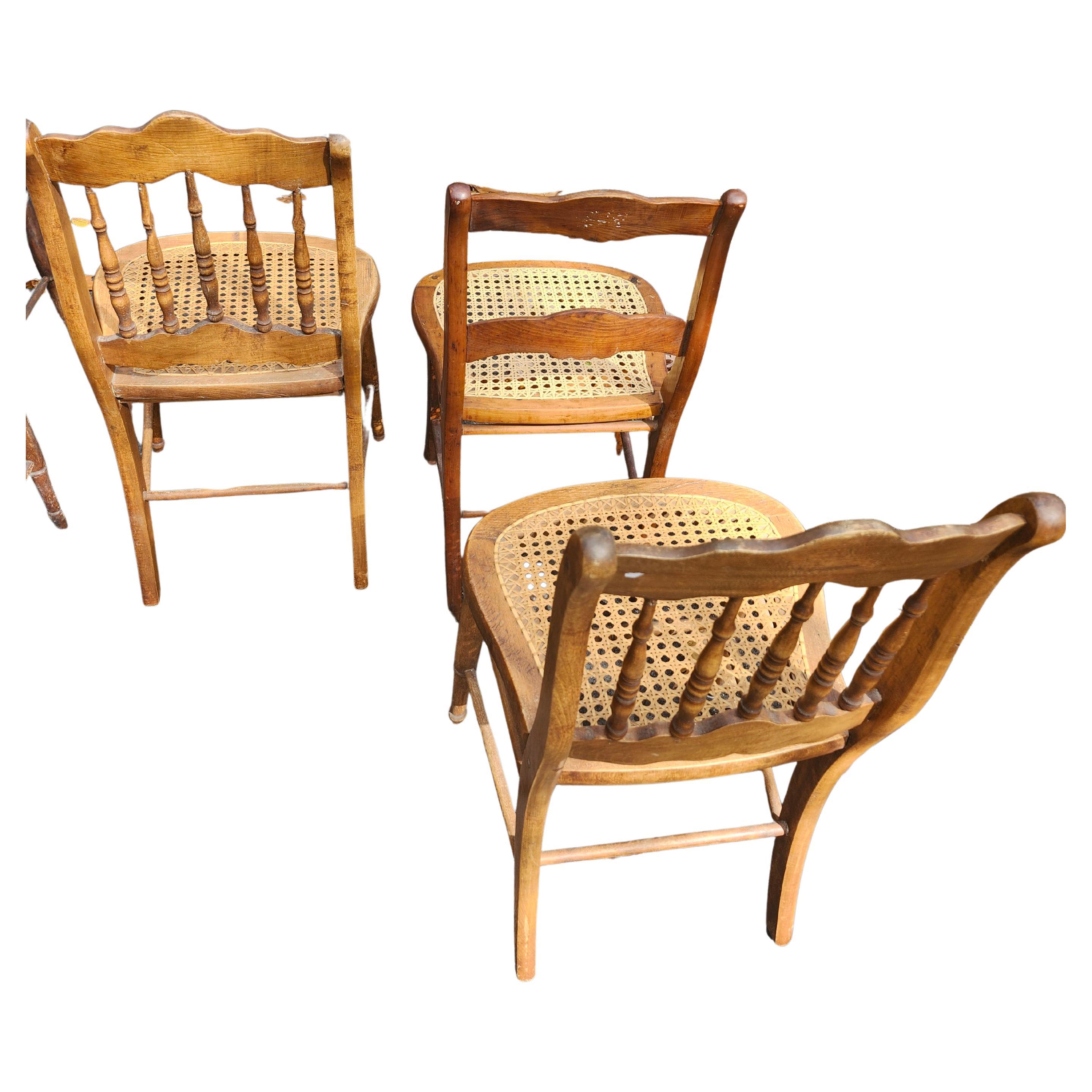 Antike C1860 Satz von sechs Mismatched Nussbaum mit Hand Caned Sitze Esszimmerstühle (amerikanisch) im Angebot