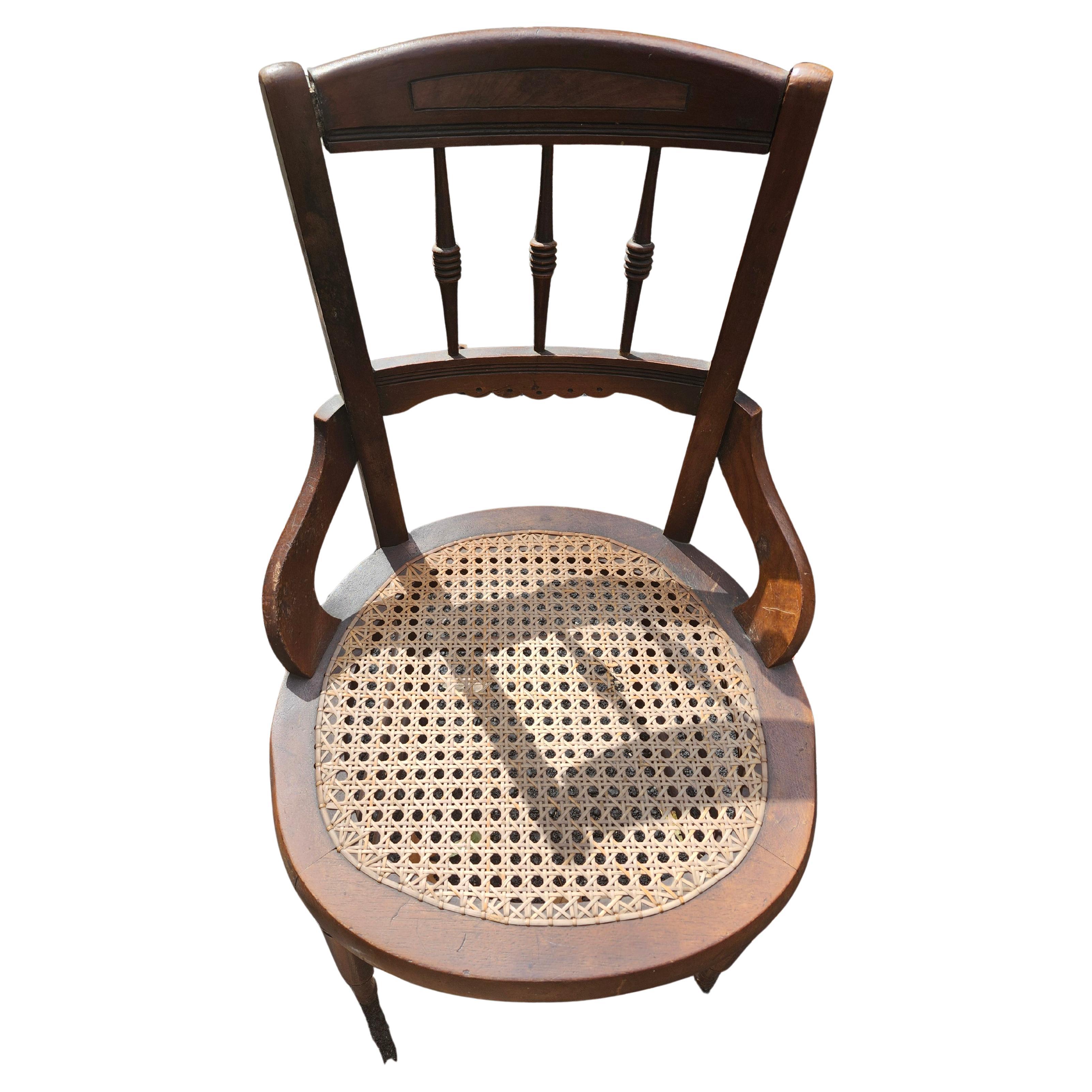 Antike C1860 Satz von sechs Mismatched Nussbaum mit Hand Caned Sitze Esszimmerstühle im Zustand „Gut“ im Angebot in Port Jervis, NY