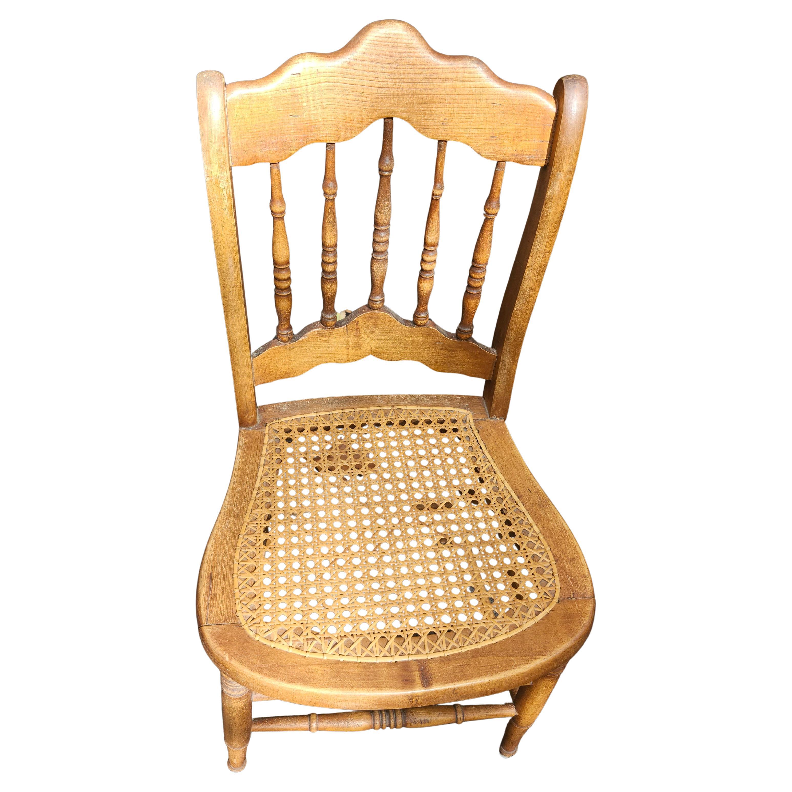 Antike C1860 Satz von sechs Mismatched Nussbaum mit Hand Caned Sitze Esszimmerstühle (Mittleres 19. Jahrhundert) im Angebot