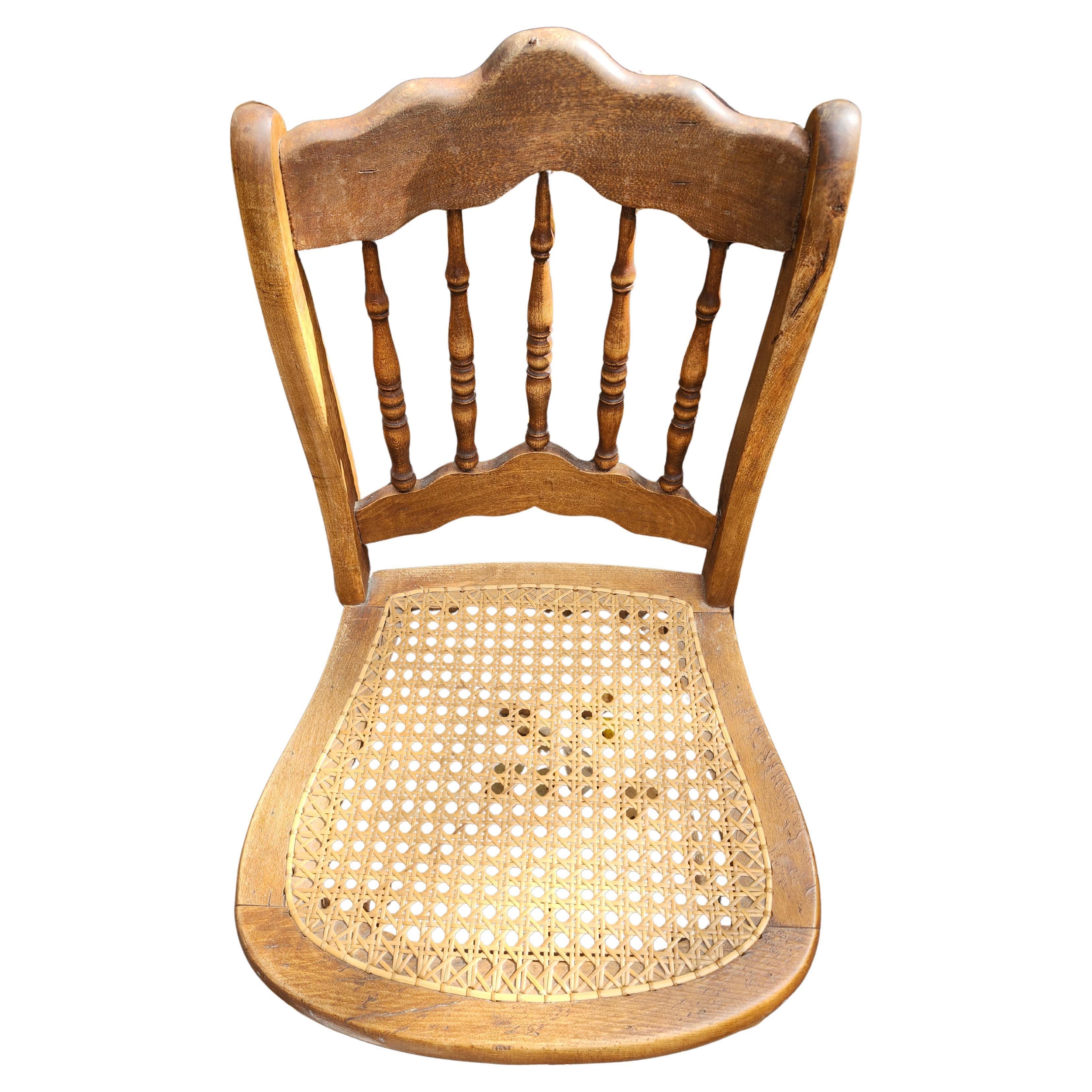 Antike C1860 Satz von sechs Mismatched Nussbaum mit Hand Caned Sitze Esszimmerstühle (Gehstock) im Angebot