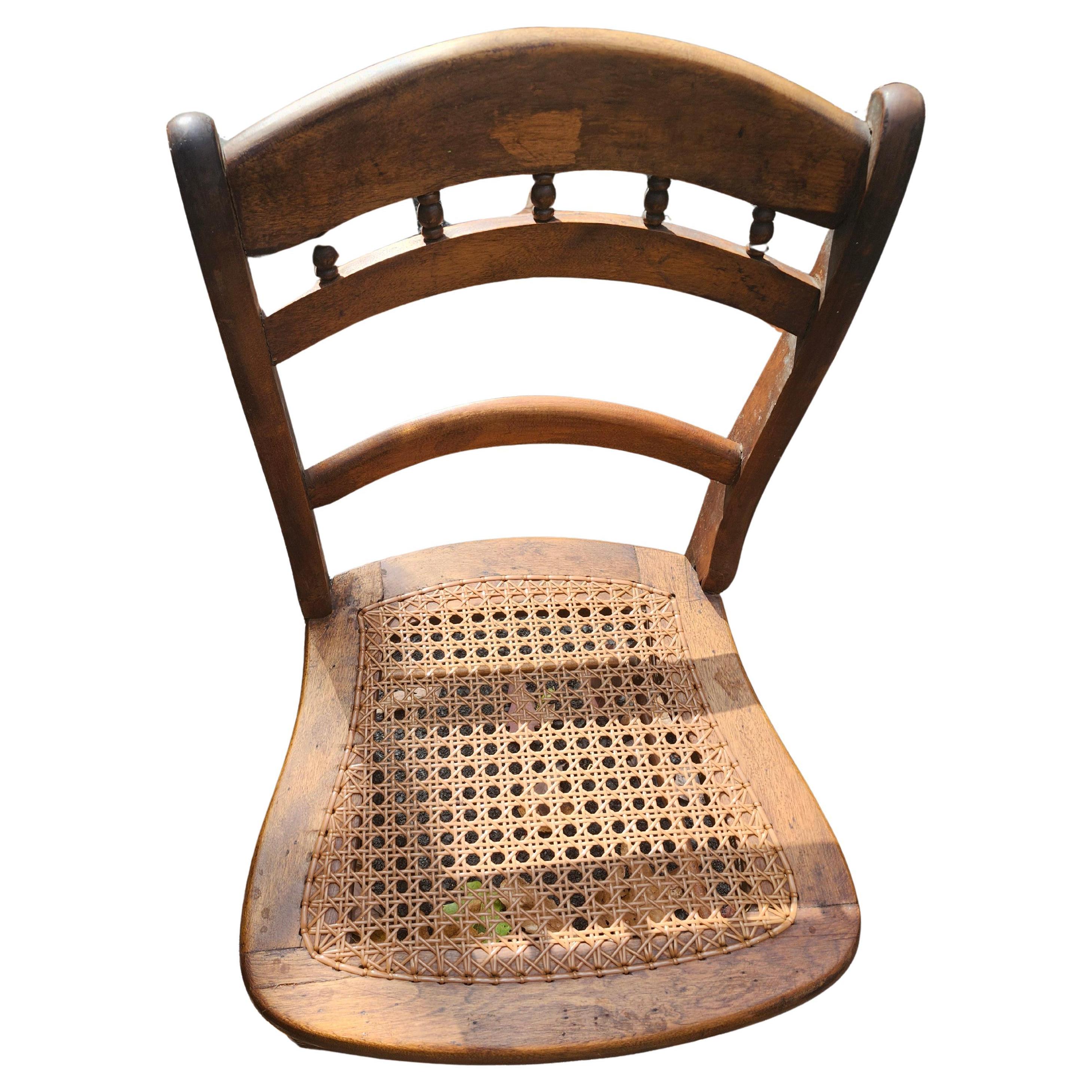 Antike C1860 Satz von sechs Mismatched Nussbaum mit Hand Caned Sitze Esszimmerstühle im Angebot 1