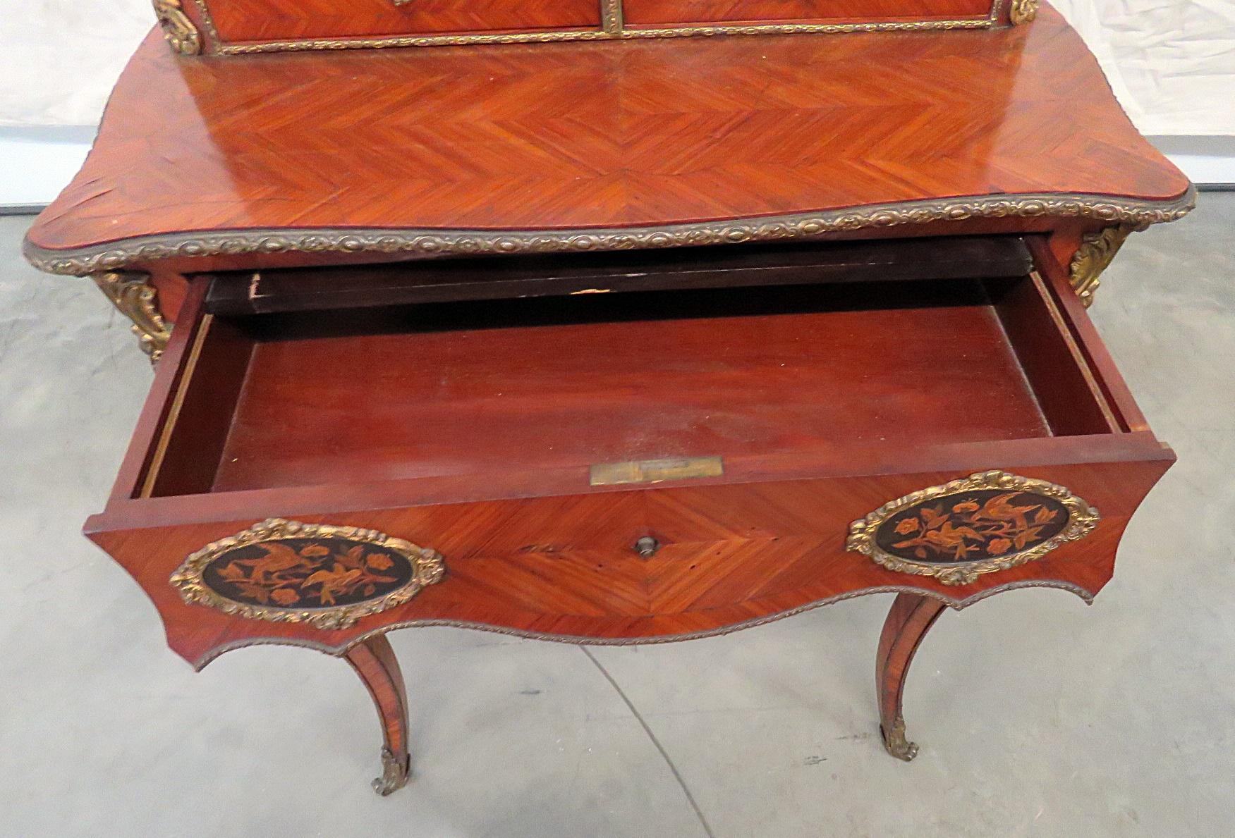 Antike C1870s Französisch Louis XVI Stil Intarsien König Holz Damen Schreibtisch (Bronze) im Angebot
