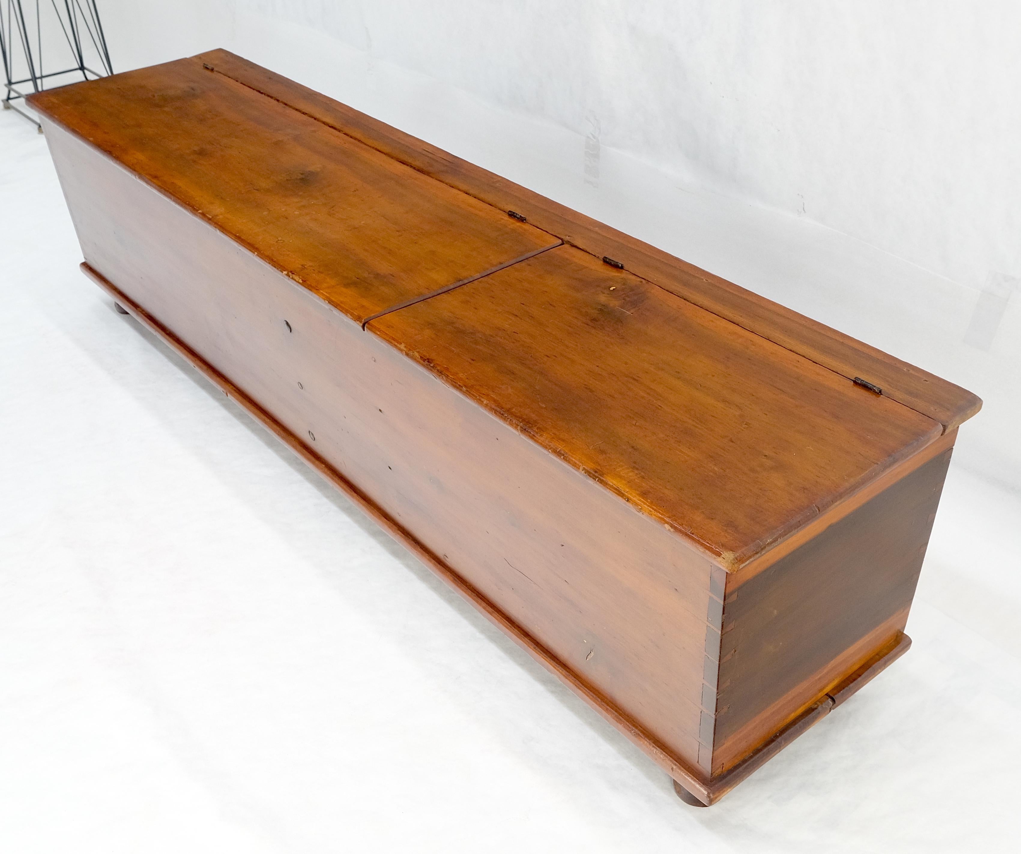 Ancienne boîte de rangement c1880 à double couvercle en forme de banc avec assemblage à queue d'aronde en vente 3