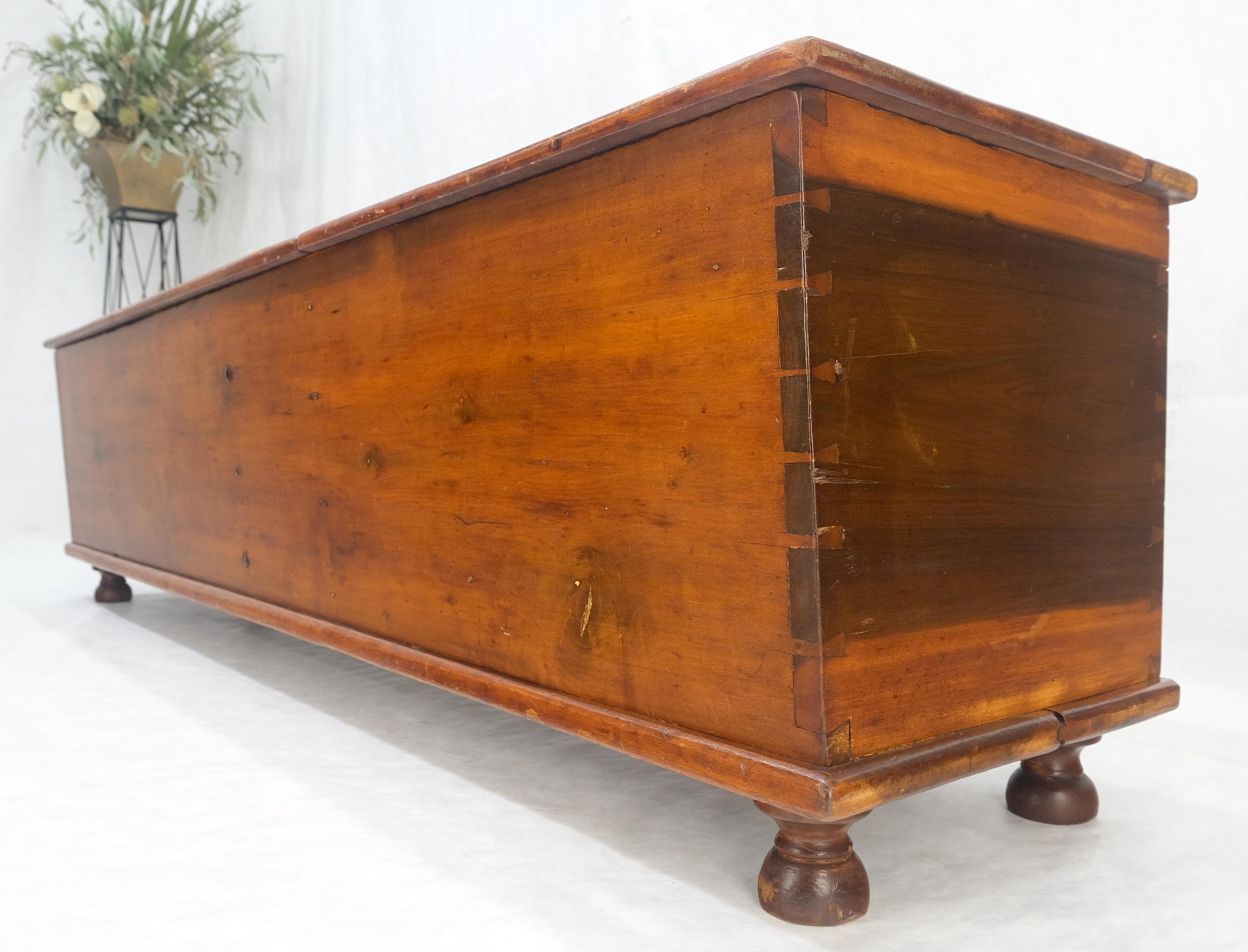 Ancienne boîte de rangement c1880 à double couvercle en forme de banc avec assemblage à queue d'aronde en vente 4