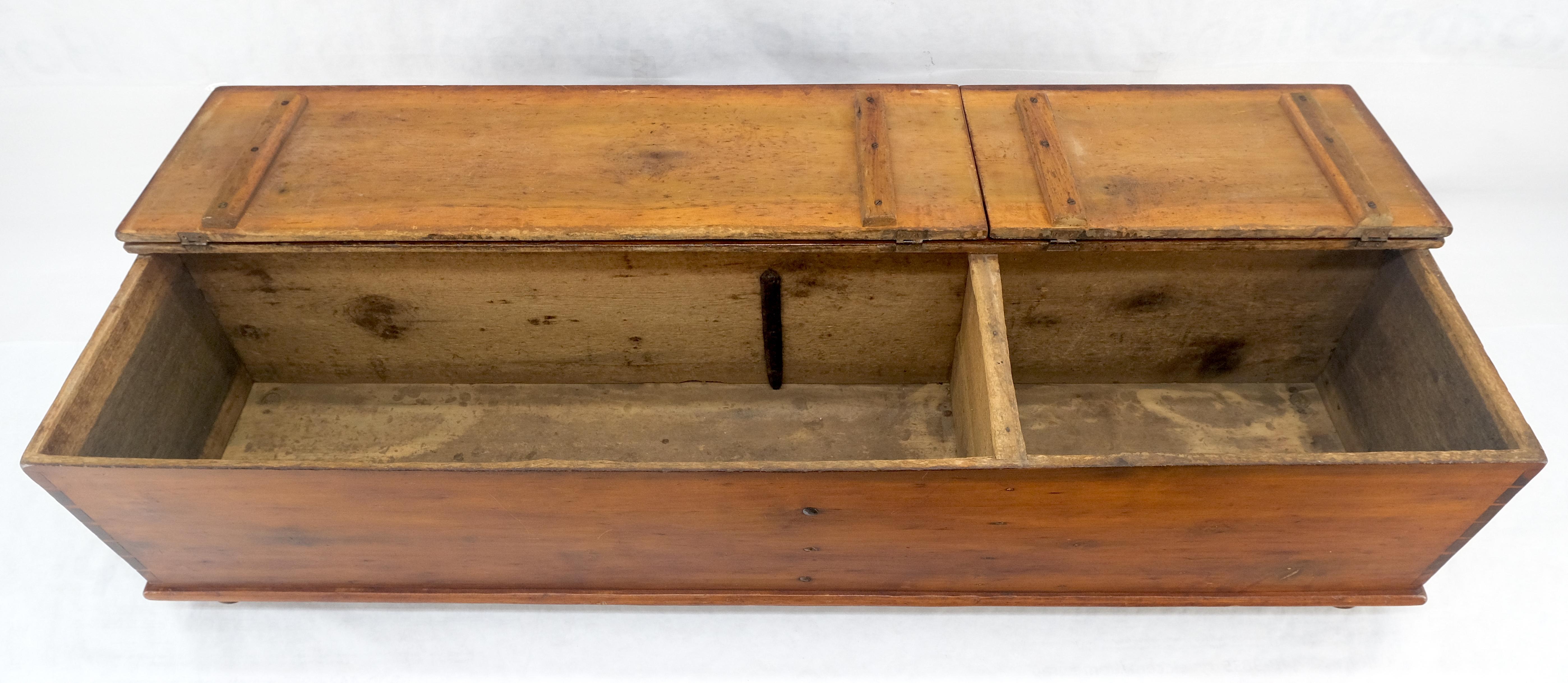 XIXe siècle Ancienne boîte de rangement c1880 à double couvercle en forme de banc avec assemblage à queue d'aronde en vente