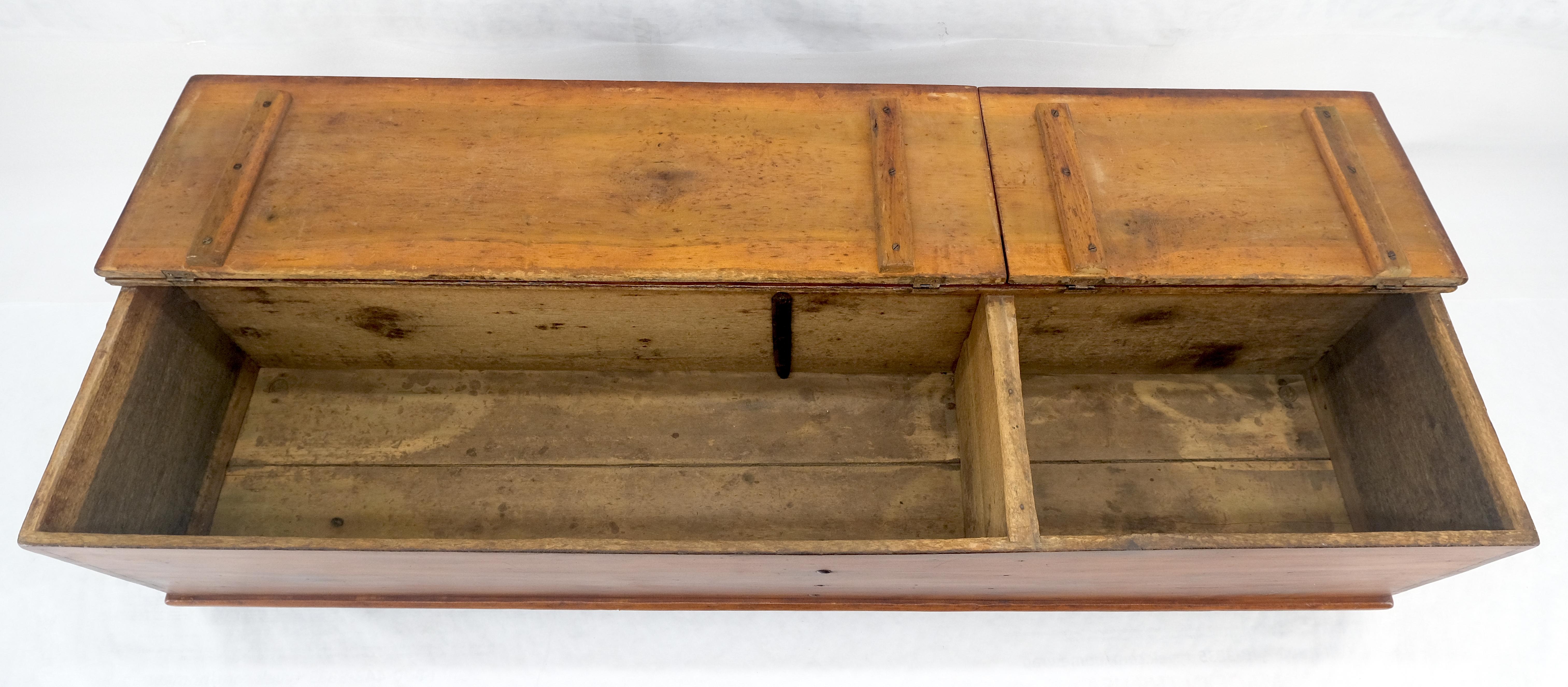 Érable Ancienne boîte de rangement c1880 à double couvercle en forme de banc avec assemblage à queue d'aronde en vente