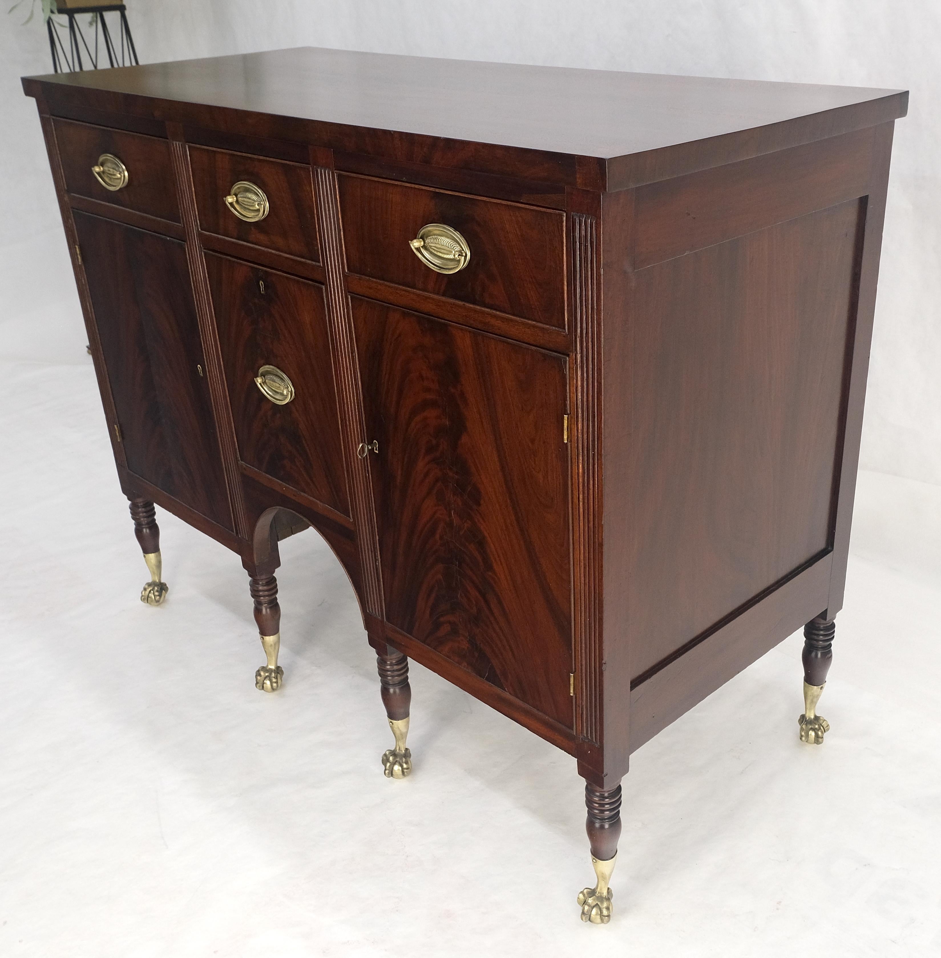 Buffet ancien des années 1880 en acajou massif, avec pieds Ball and Claw en laiton en vente 5