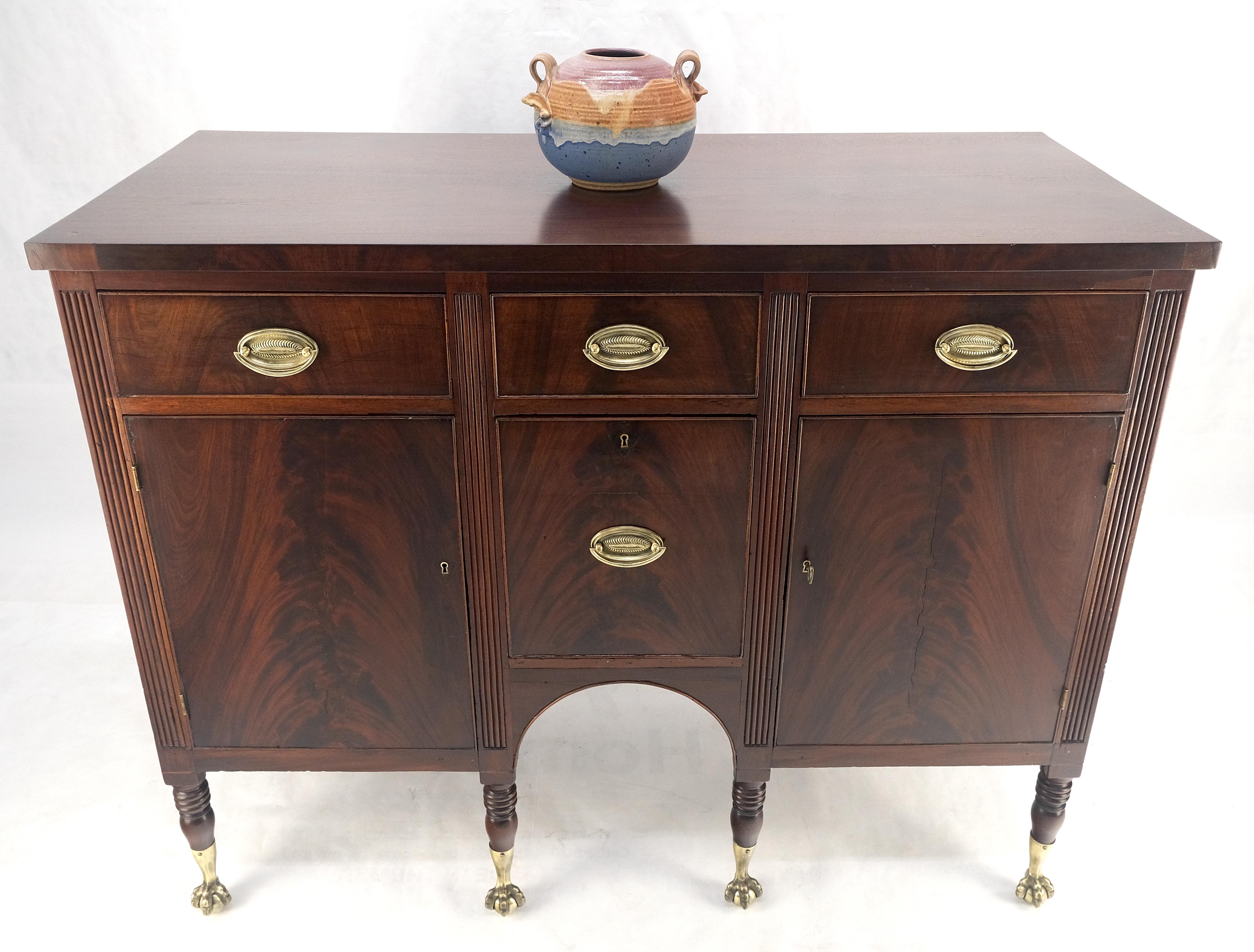 Buffet ancien des années 1880 en acajou massif, avec pieds Ball and Claw en laiton en vente 7