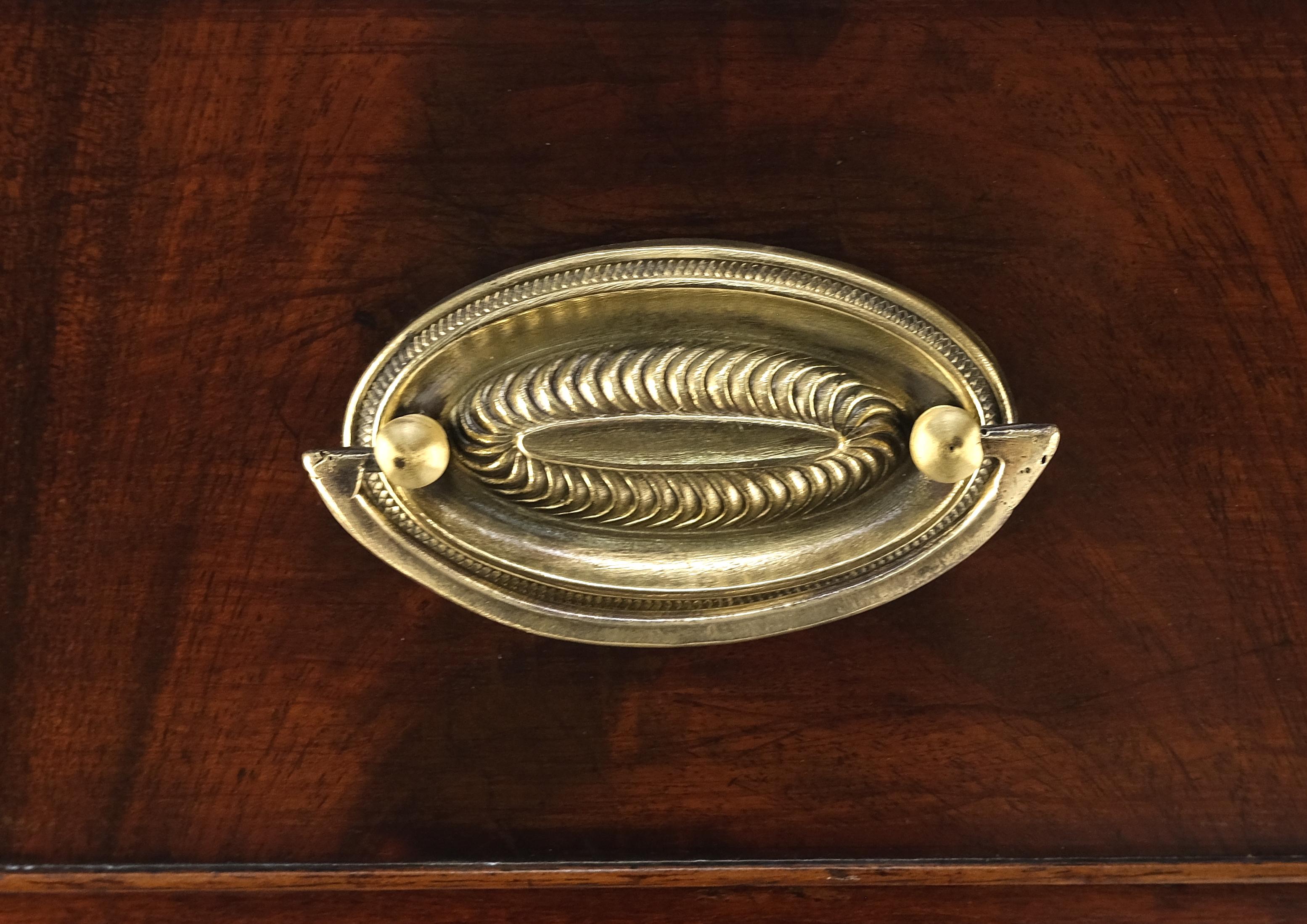 XIXe siècle Buffet ancien des années 1880 en acajou massif, avec pieds Ball and Claw en laiton en vente