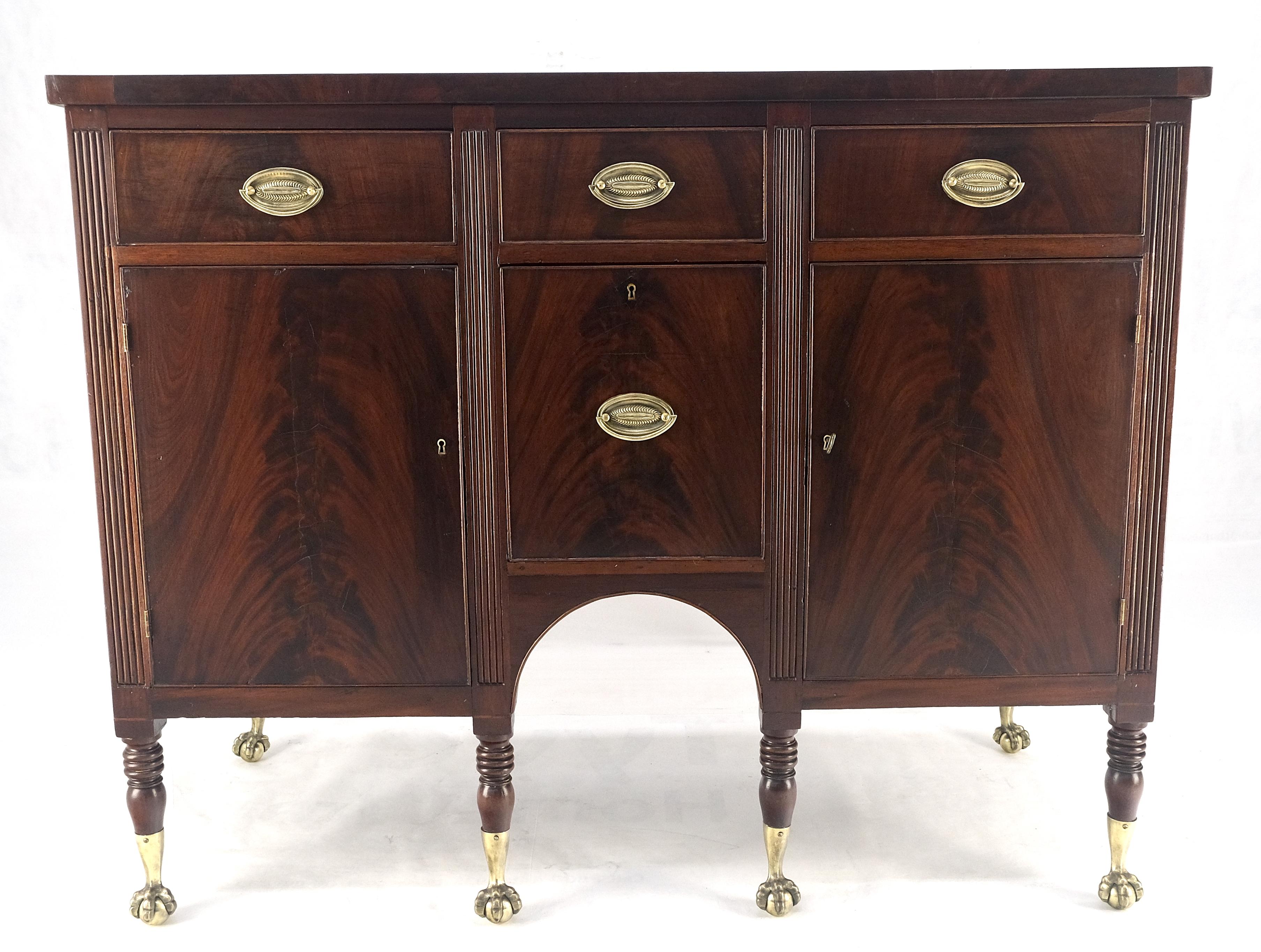 Laiton Buffet ancien des années 1880 en acajou massif, avec pieds Ball and Claw en laiton en vente