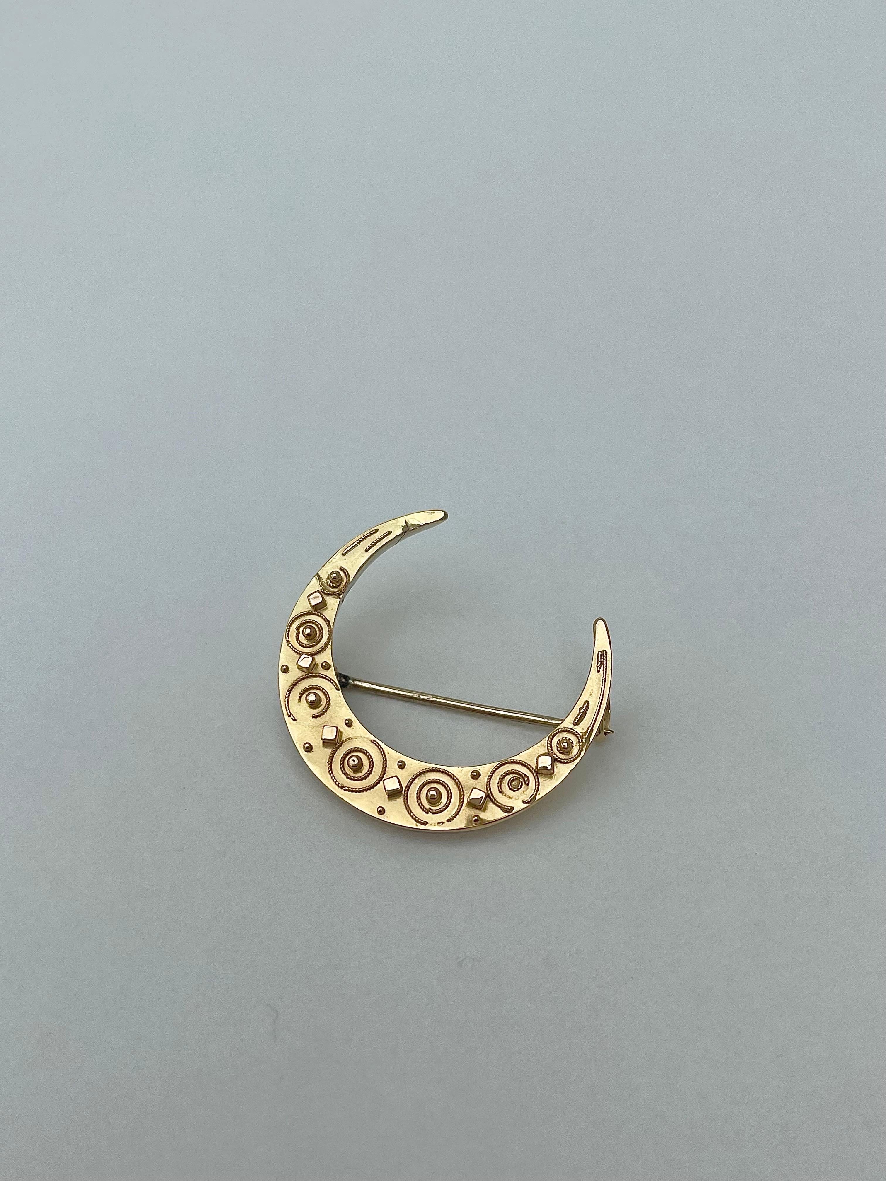Antique C.1883 15ct Yellow Gold Crescent Brooch 

inscribed “G.G 14th Aug 1883 S.W” 

beautiful detailed crescent brooch 

The item comes without the box in the photos but will be presented in a gift box

Measurements: weight 2.07g, length 24.9mm,
