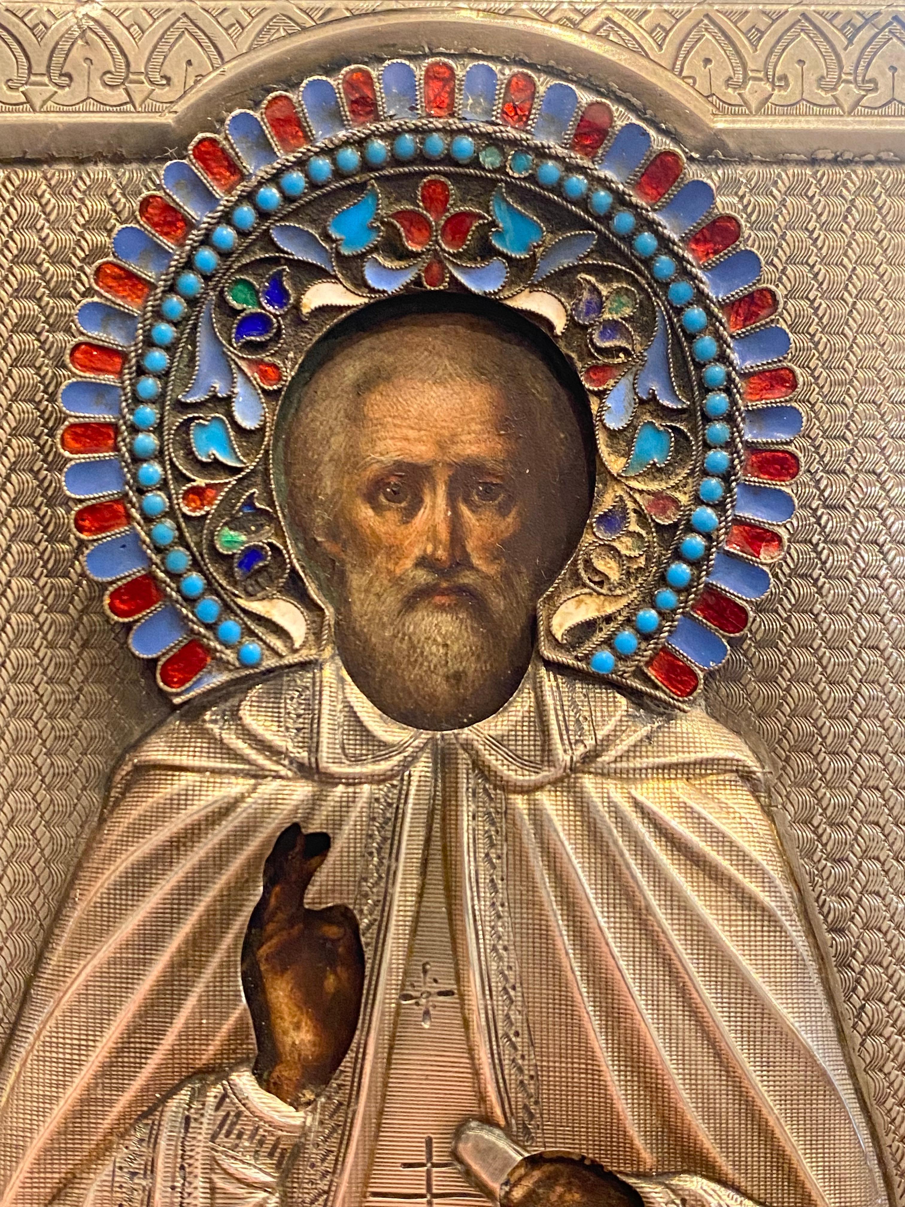 Questa antica Icona russa del 1899 circa
raffigura San Sergej,
con un'aureola colorata e finemente dettagliata in smalto cloisonné.
(in viola e porpora, blu cielo e indaco, rosso rubino, turchese, bianco e verde) 
& 84 argento oklad / riza,