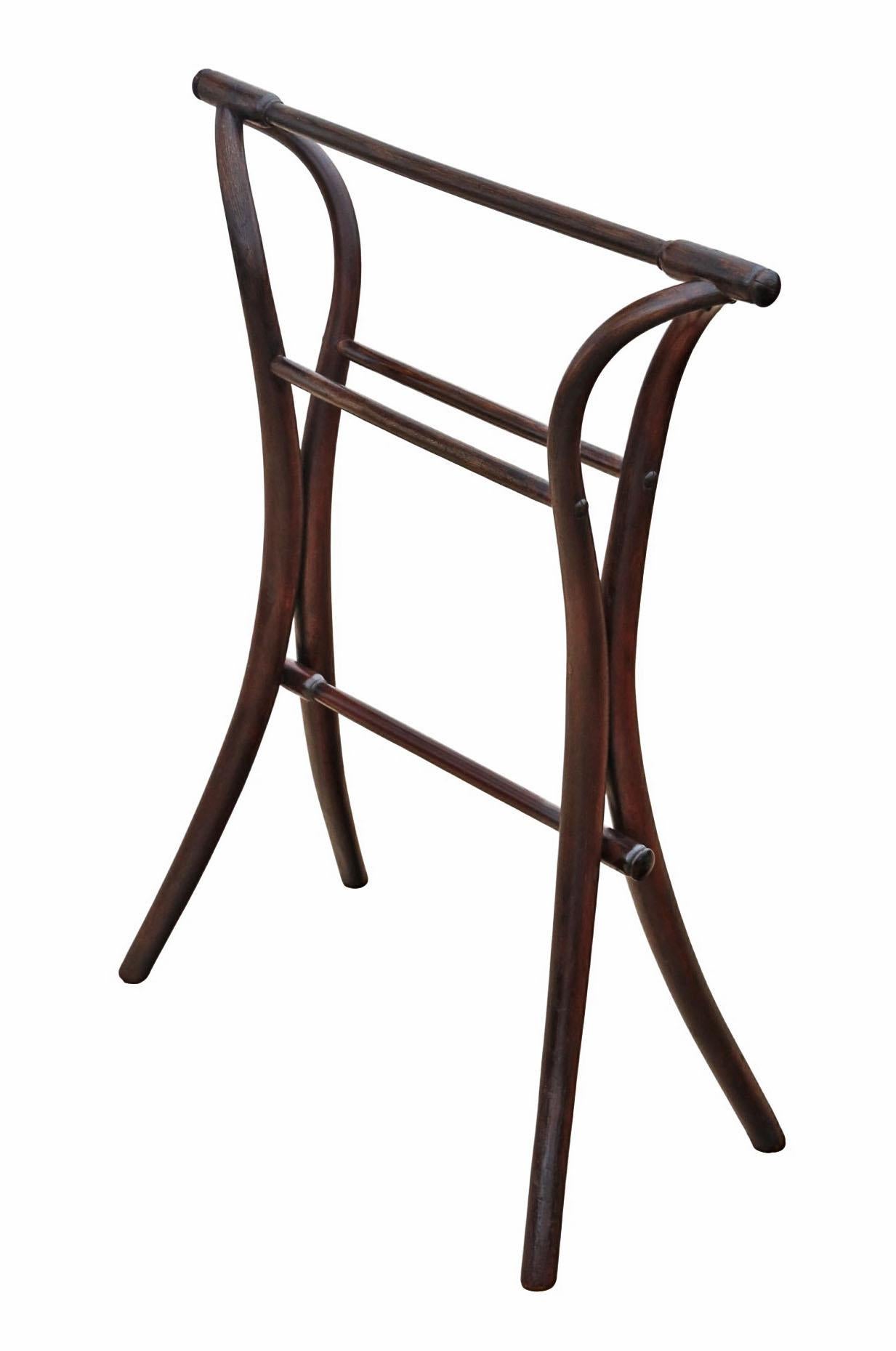 Antico portasciugamani in legno di bentwood del 1900 con 4 guide - Qualità pregiata

A fine quality c.1900 bentwood towel stand featuring four rails, with attractive age, colour, and patina. This is a rare decorative find is full of charm and