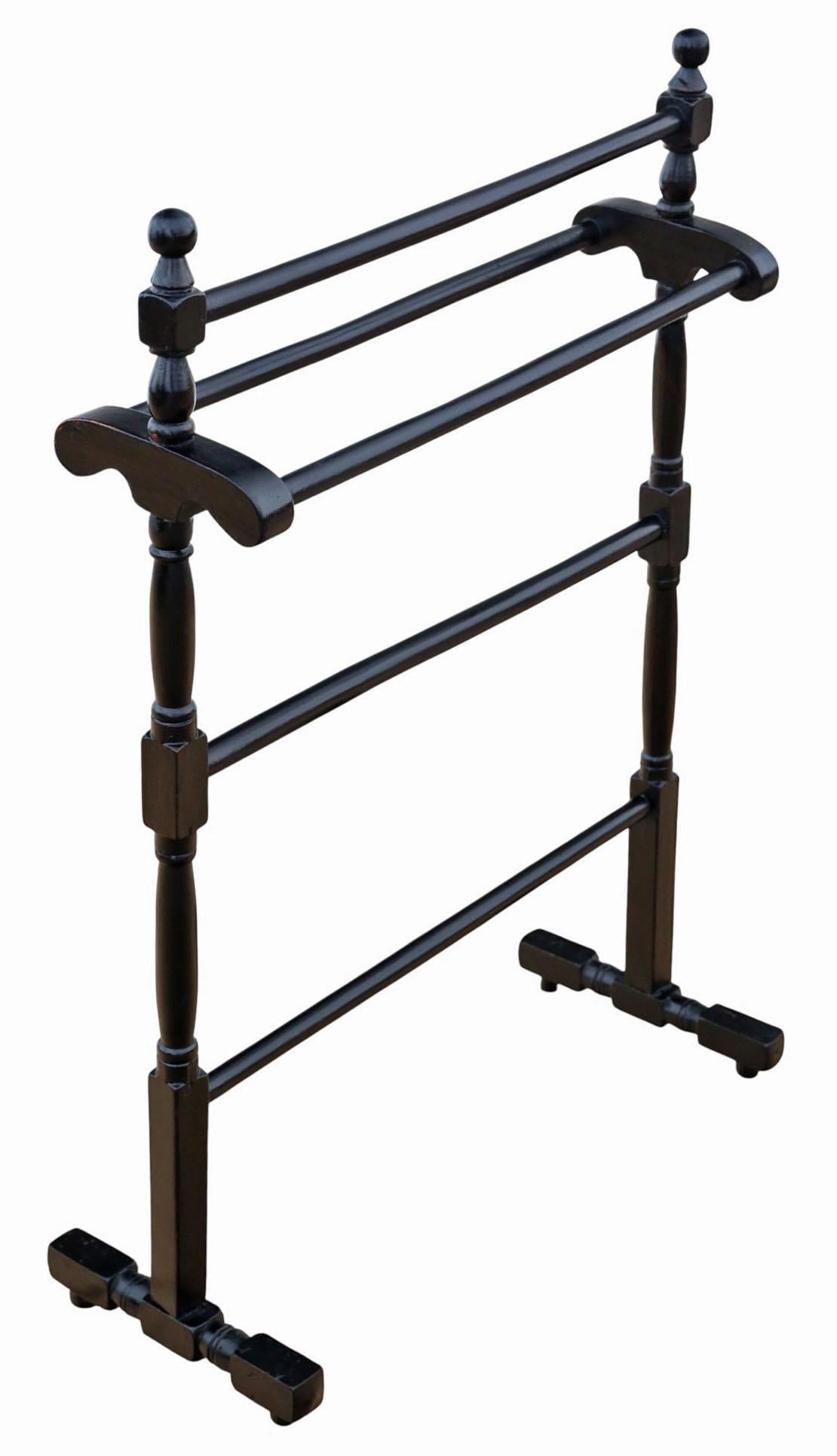 Ancien A.I.C.C. noir ébonisé - 5 rails

Charmant porte-serviettes datant de C.I.C., avec une finition noire patinée. Simple et élégant, il constitue un complément pratique et décoratif pour une chambre, une salle de bains ou un dressing.

Qualité de